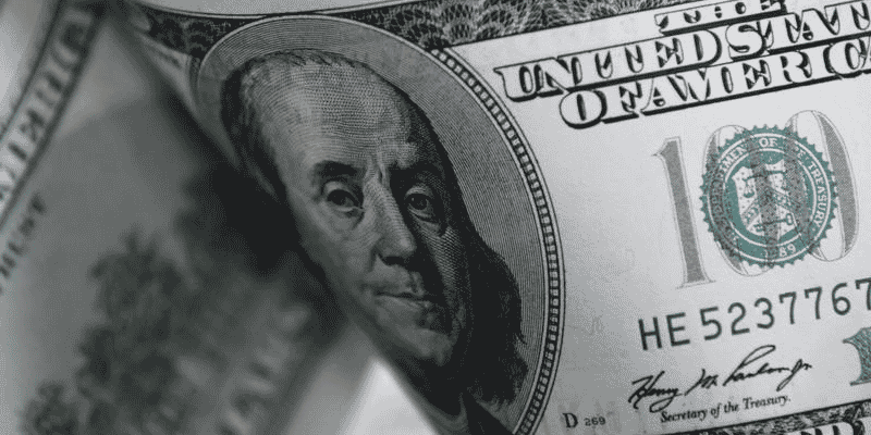 Selon l'Ancien Testament, seul Dieu est digne de confiance. Tous les acteurs économiques ont confiance dans le dieu dollar, monnaie refuge.