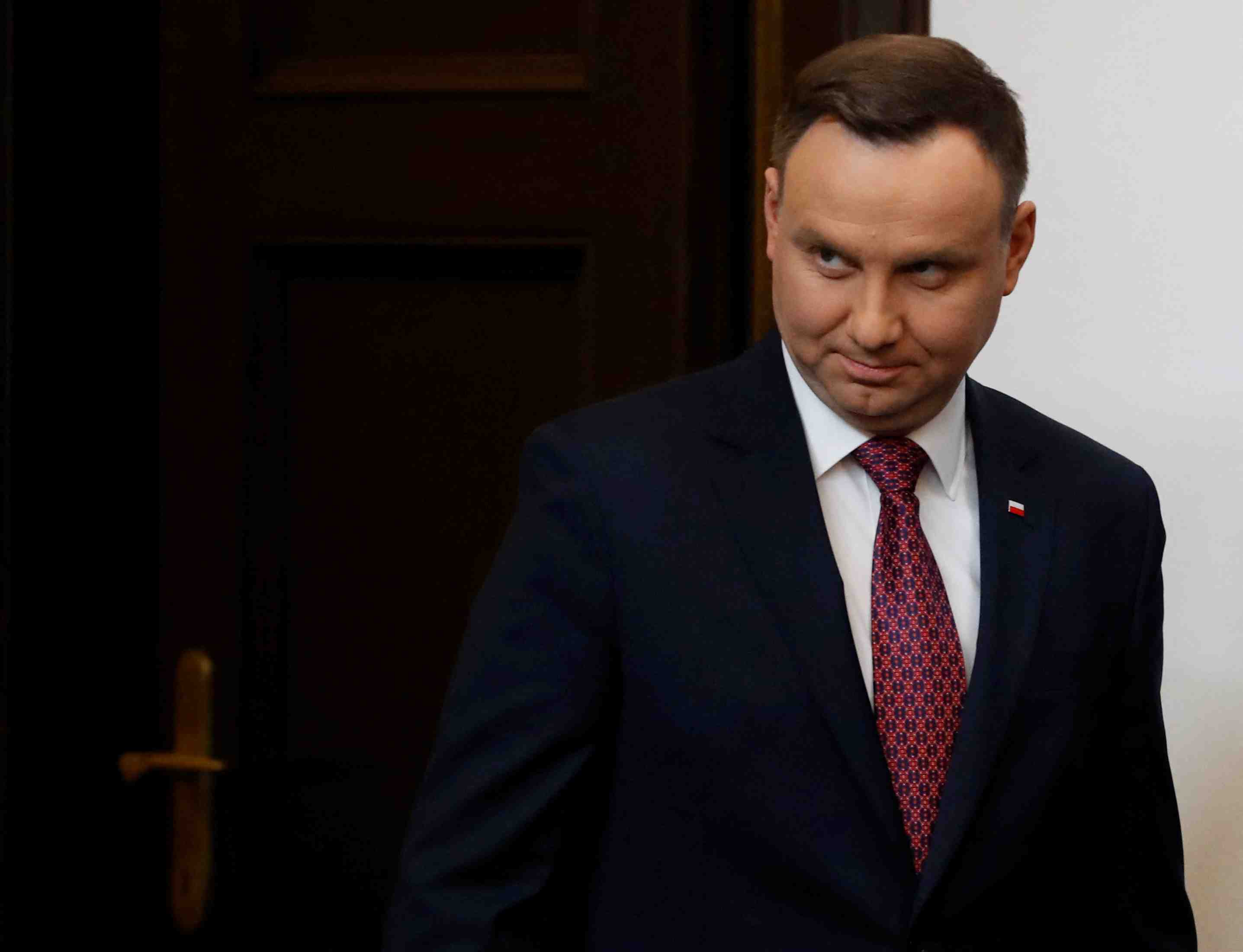 Andrzej duda dit opposer son veto a la loi contestee sur les medias