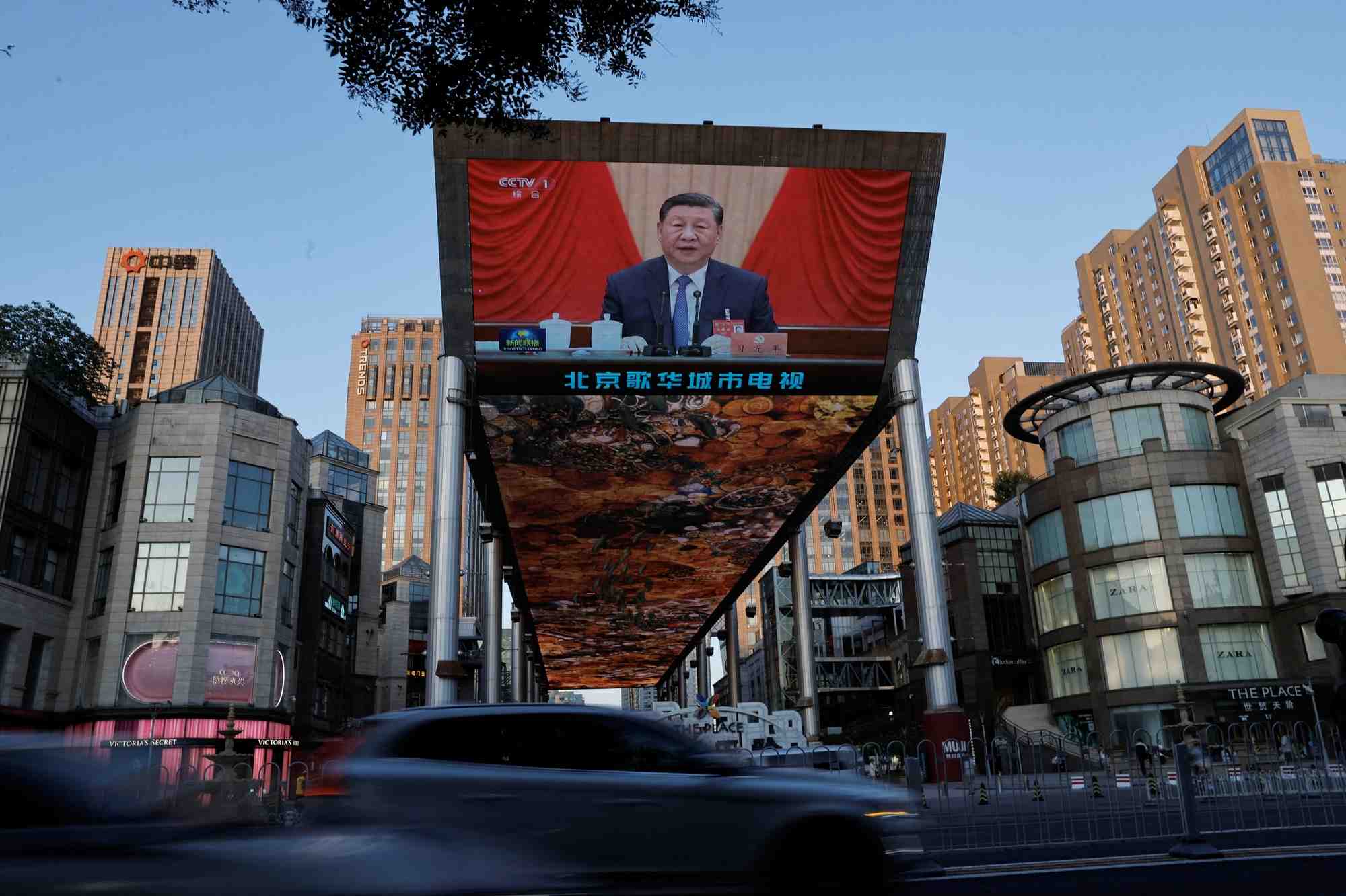 Un ecran geant diffuse des images de la troisieme session pleniere du 20e comite central du parti communiste chinois (pcc), a pekin.
