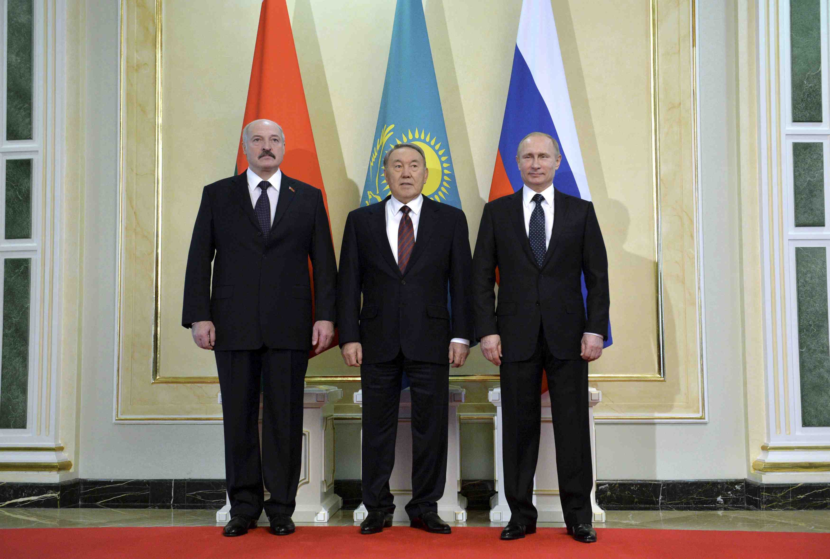 Vladimir poutine propose une union monetaire au kazakhstan et a la bielorussie