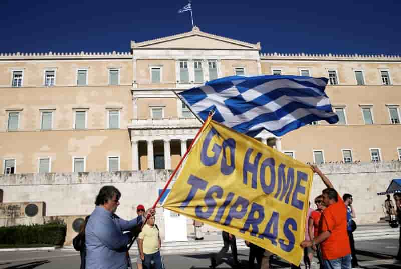 Des milliers de grecs manifestent contre le gouvernement