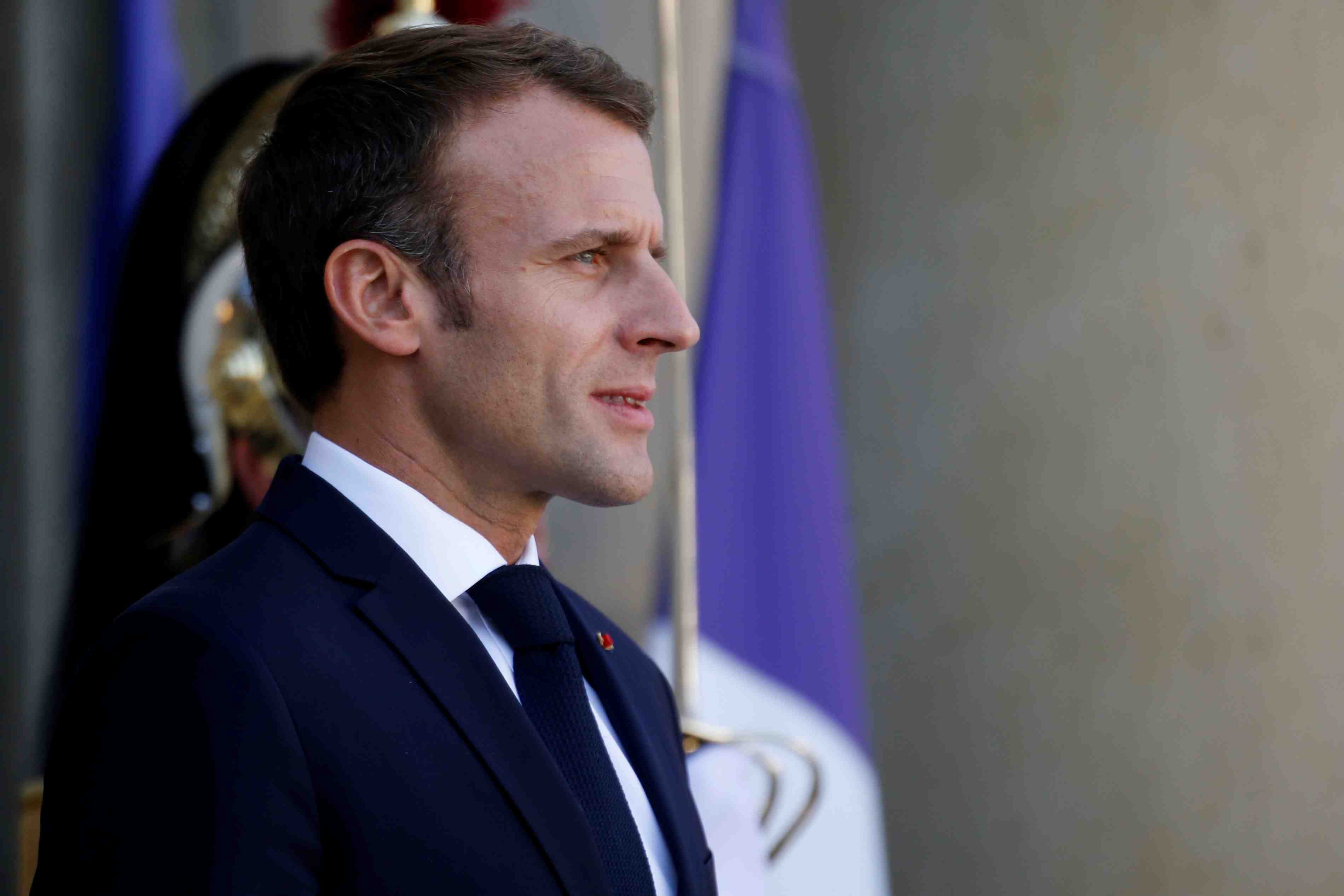 Macron assume le remaniement tardif, nie toute contestation