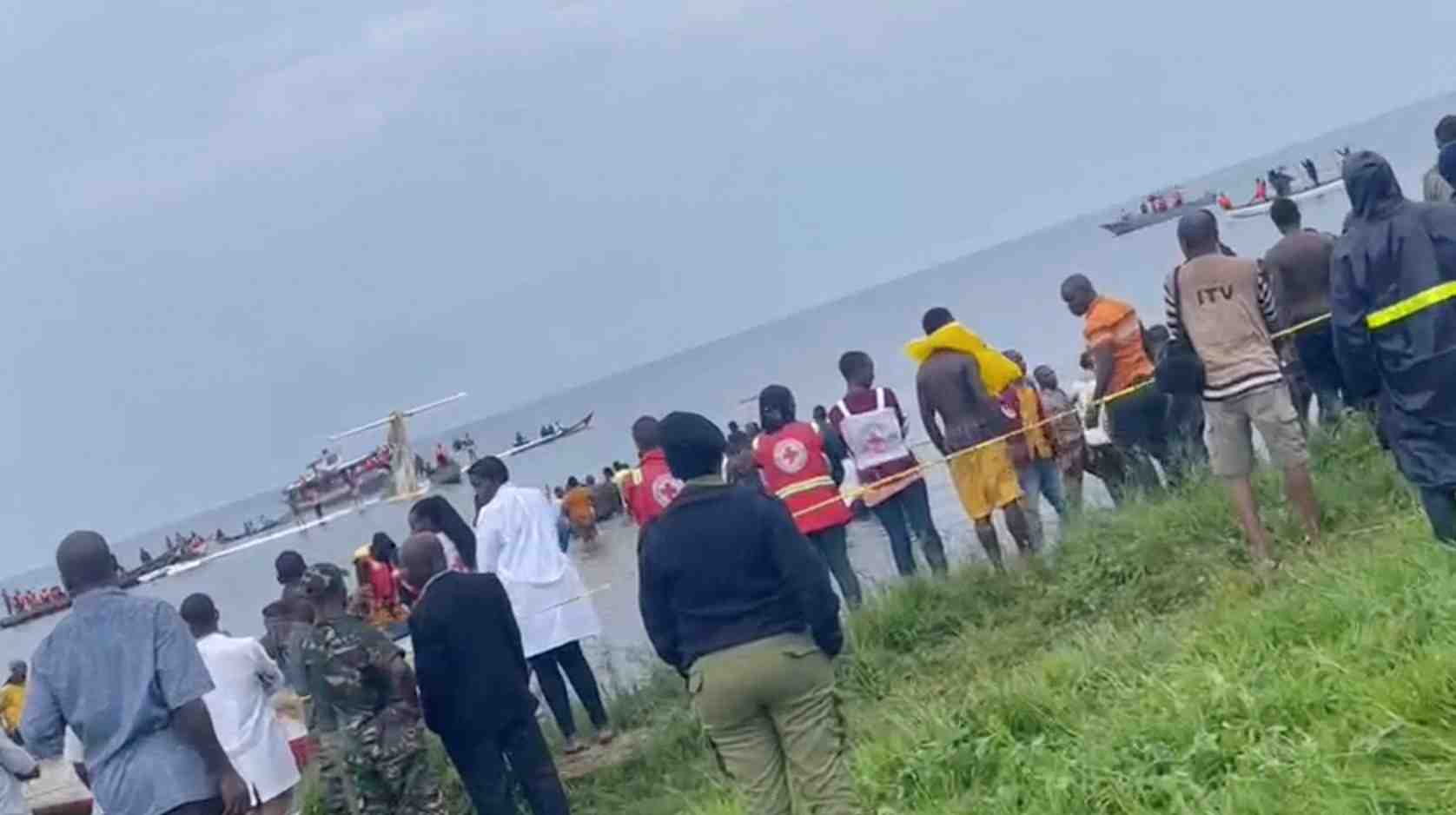 Des personnes regardent l'avion de precision air qui s'est ecrase dans le lac victoria, en tanzanie