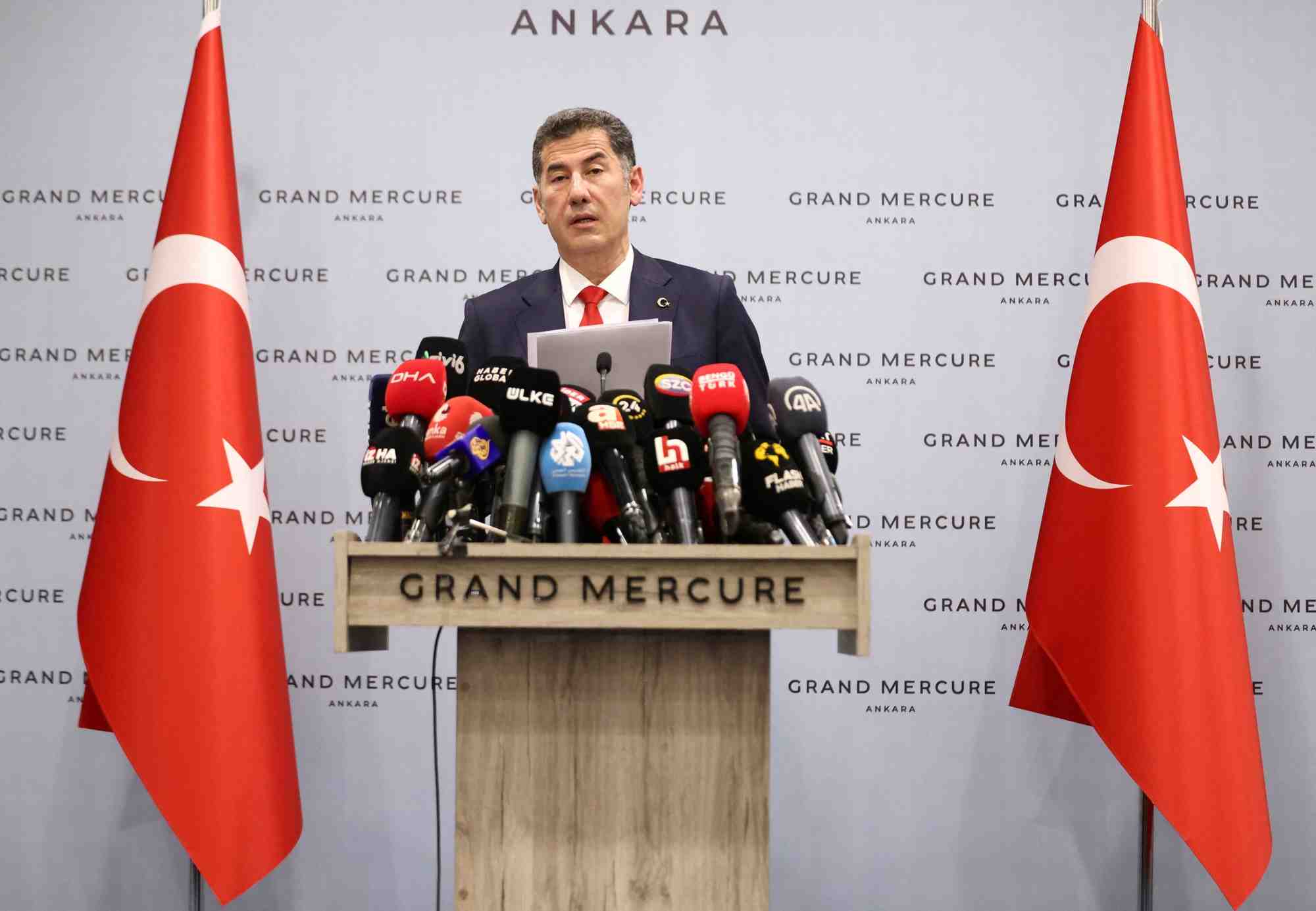 Le nationaliste sinan ogan, arrive troisieme du premier tour de l'election presidentielle en turquie, s'exprime lors d'une conference de presse a ankara