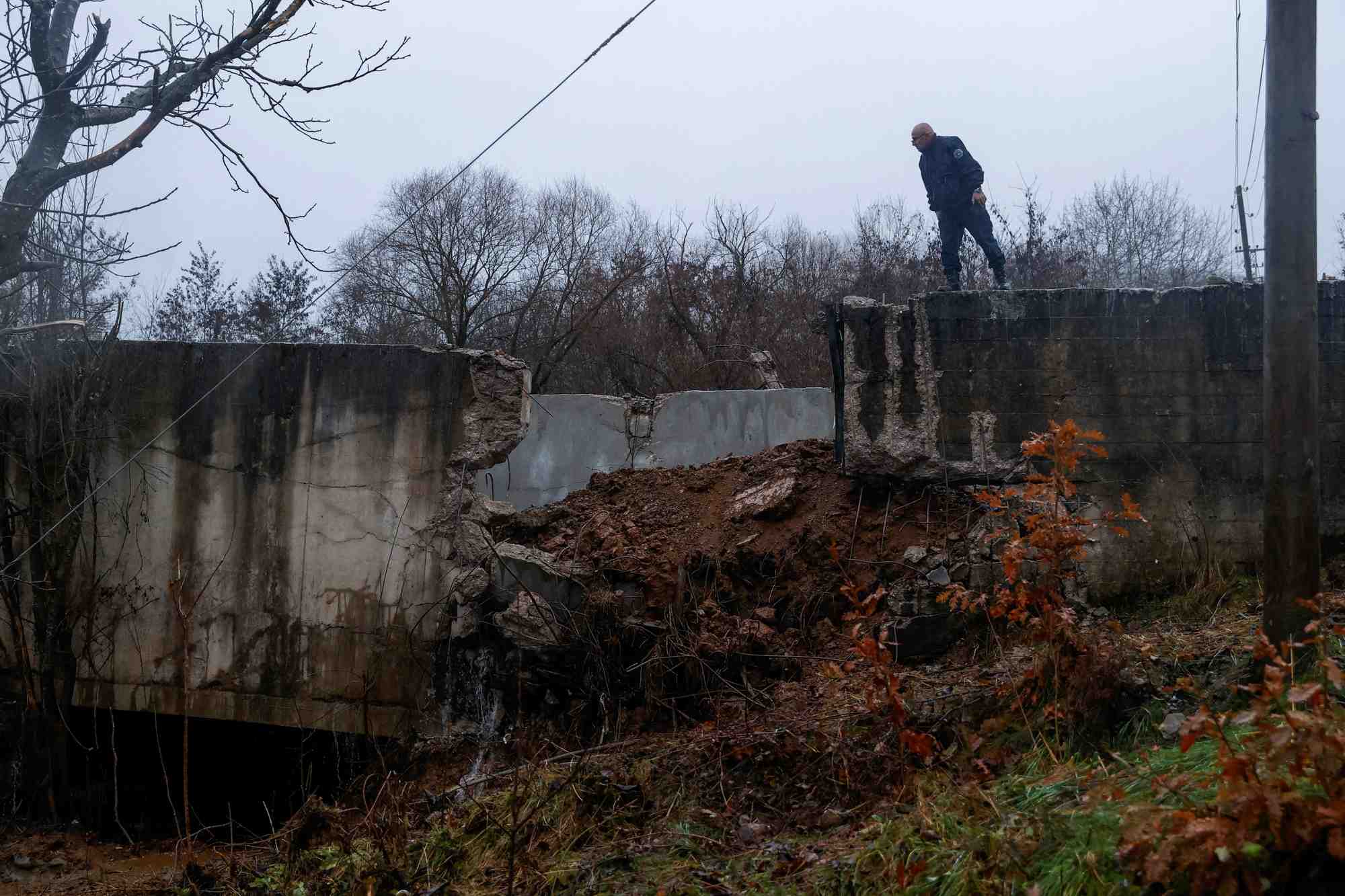 Canal endommage dans le nord du kosovo alimentant en eau deux centrales electriques au charbon, a varage