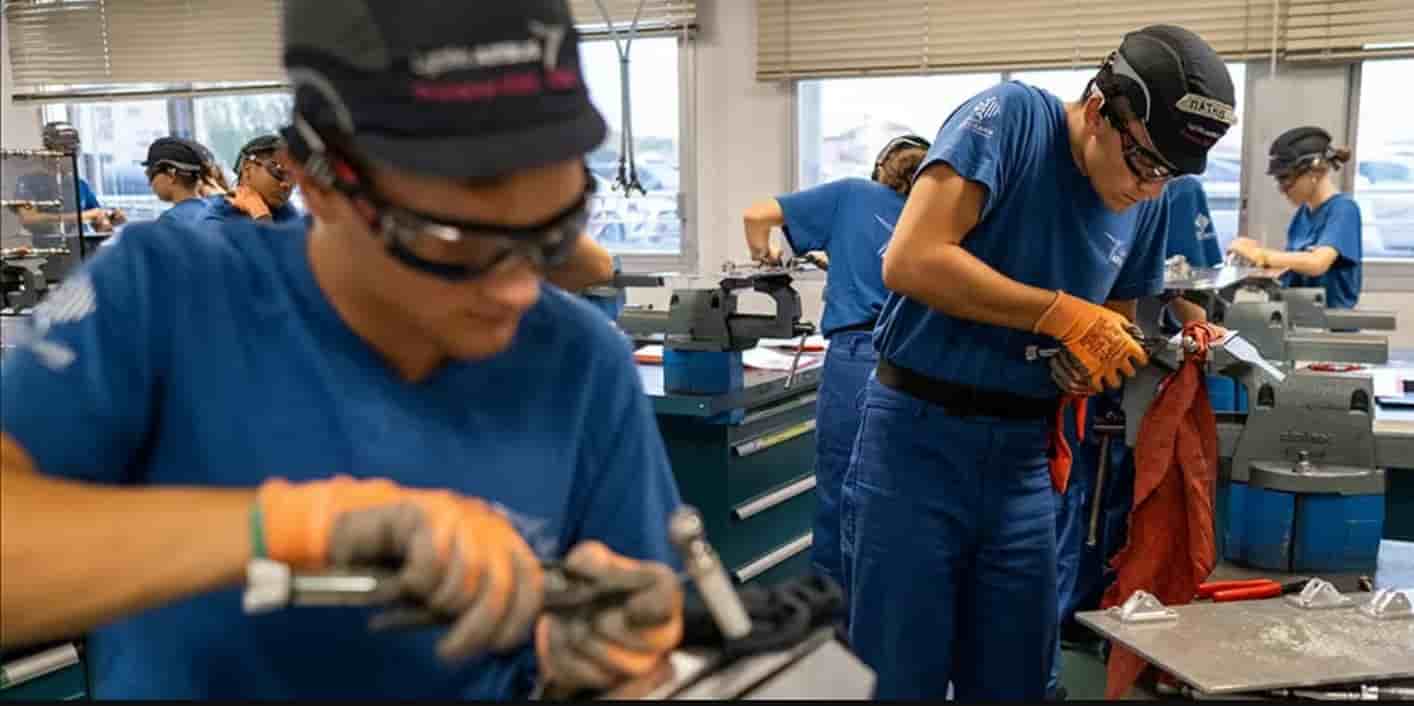 L'année prochaine, les aides à l'apprentissage vont passer à 5.000 euros pour les PME, et 2.000 euros pour les entreprises plus grandes.