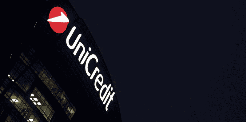 UniCredit, la deuxième plus grande banque italienne en termes de capitalisation boursière, a revu à la baisse son objectif annuel, visant désormais un chiffre d'affaires de 18,7 milliards d'euros au lieu des 19 milliards visés initialement.