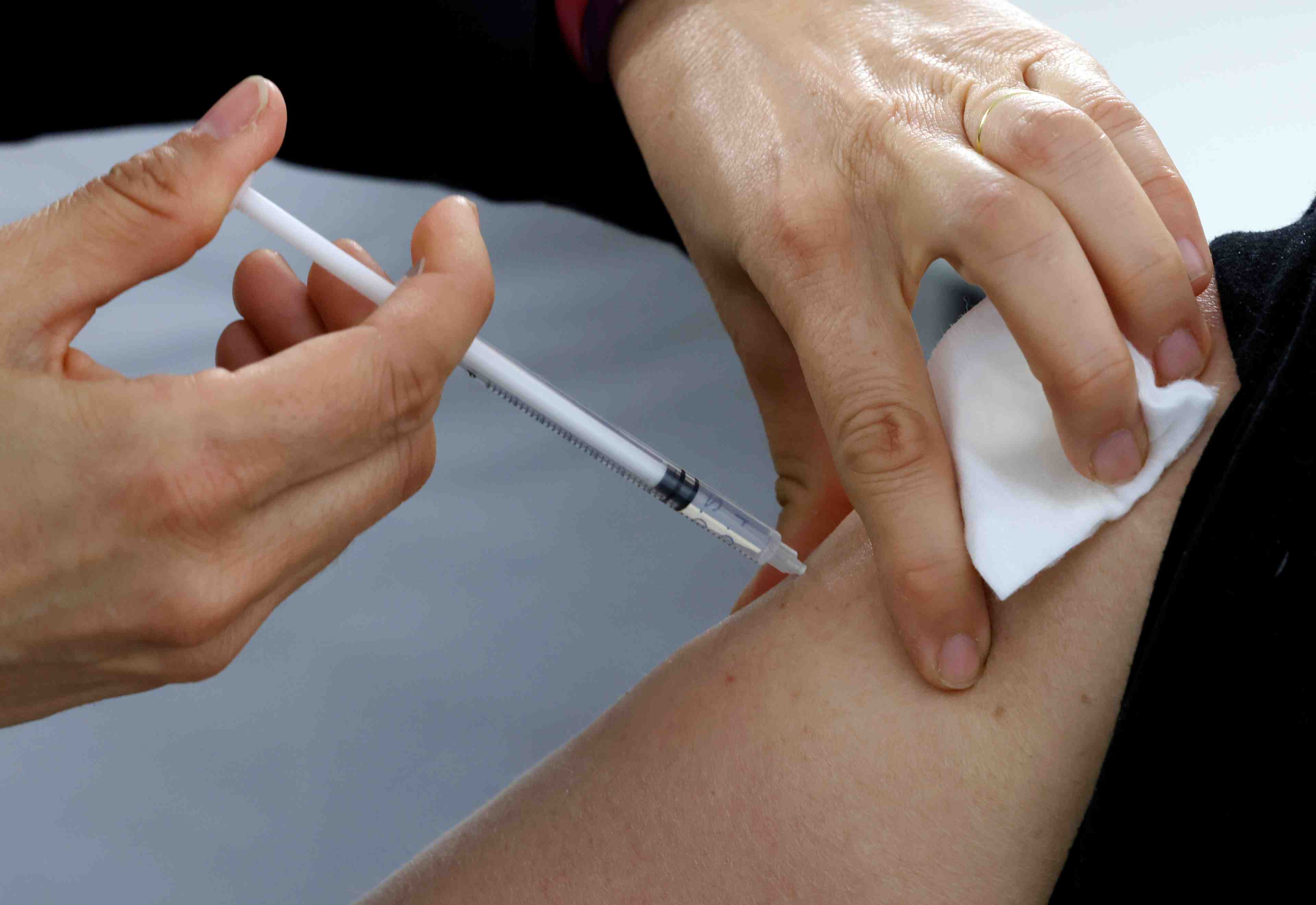 Coronavirus: la strategie vaccinale francaise pertinente contre le variant britannique, dit la has
