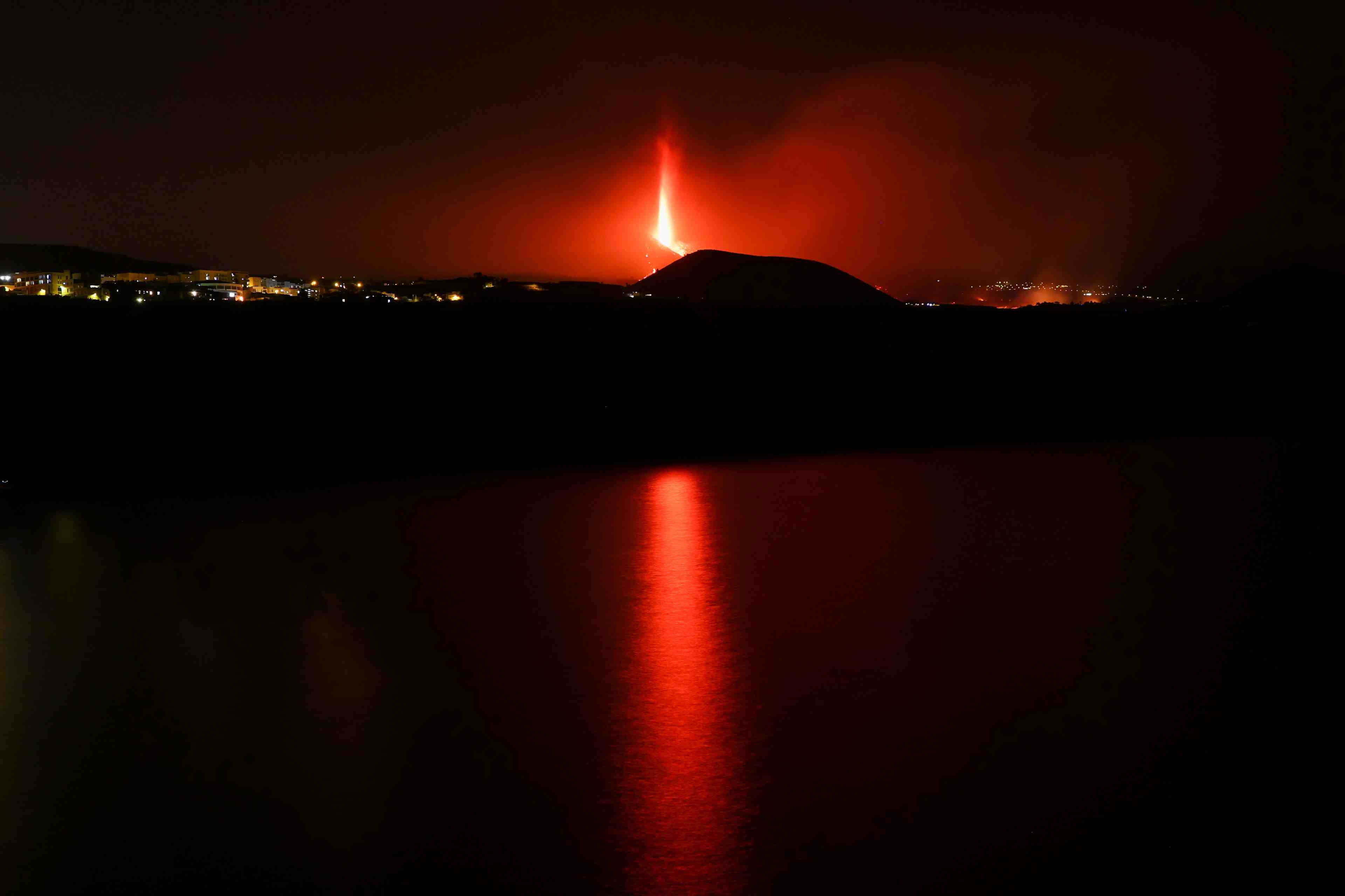 Eruption volcanique: la zone cotiere de la palma confinee, la lave s'approche de la mer