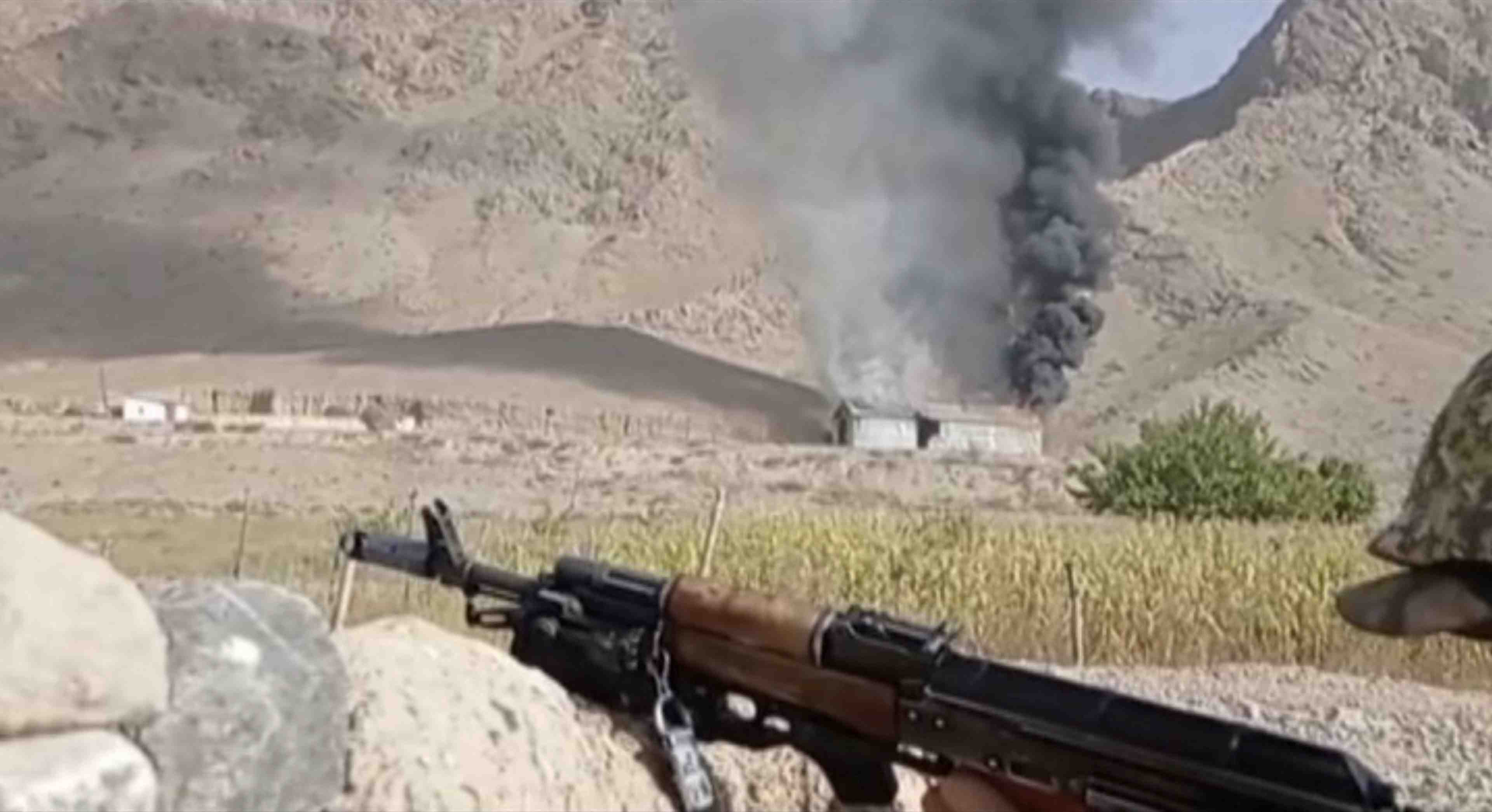 Une image fixe tiree d'une video, publiee par le service des gardes-frontieres kirghizes, montre ce qui semble etre une confrontation militaire active a la frontiere entre le kirghizistan et le tadjikistan, vue d'un endroit non identifie dans la region de batken, au kirghizistan