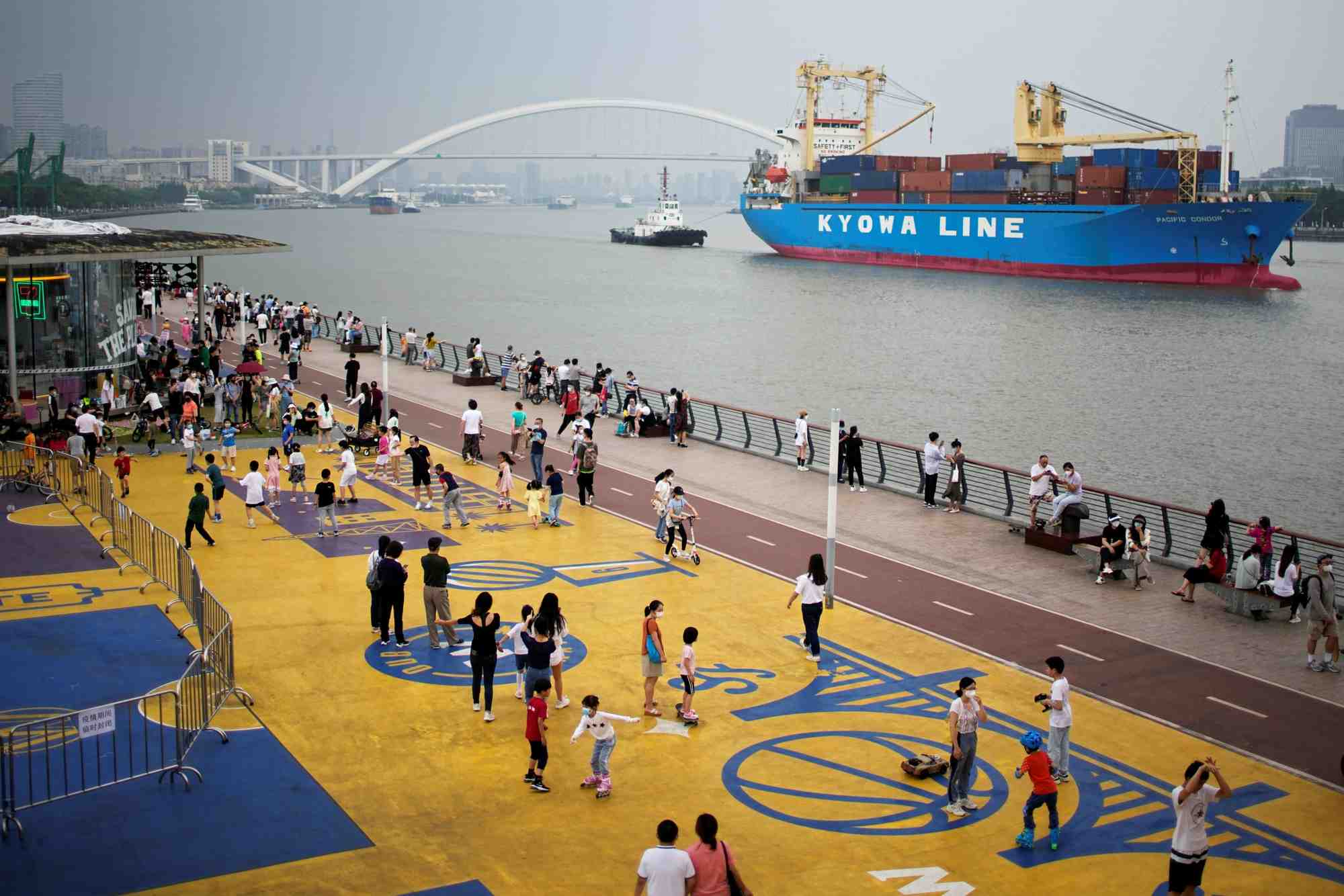 Un porte-conteneurs kyowa navigue a shanghai, en chine