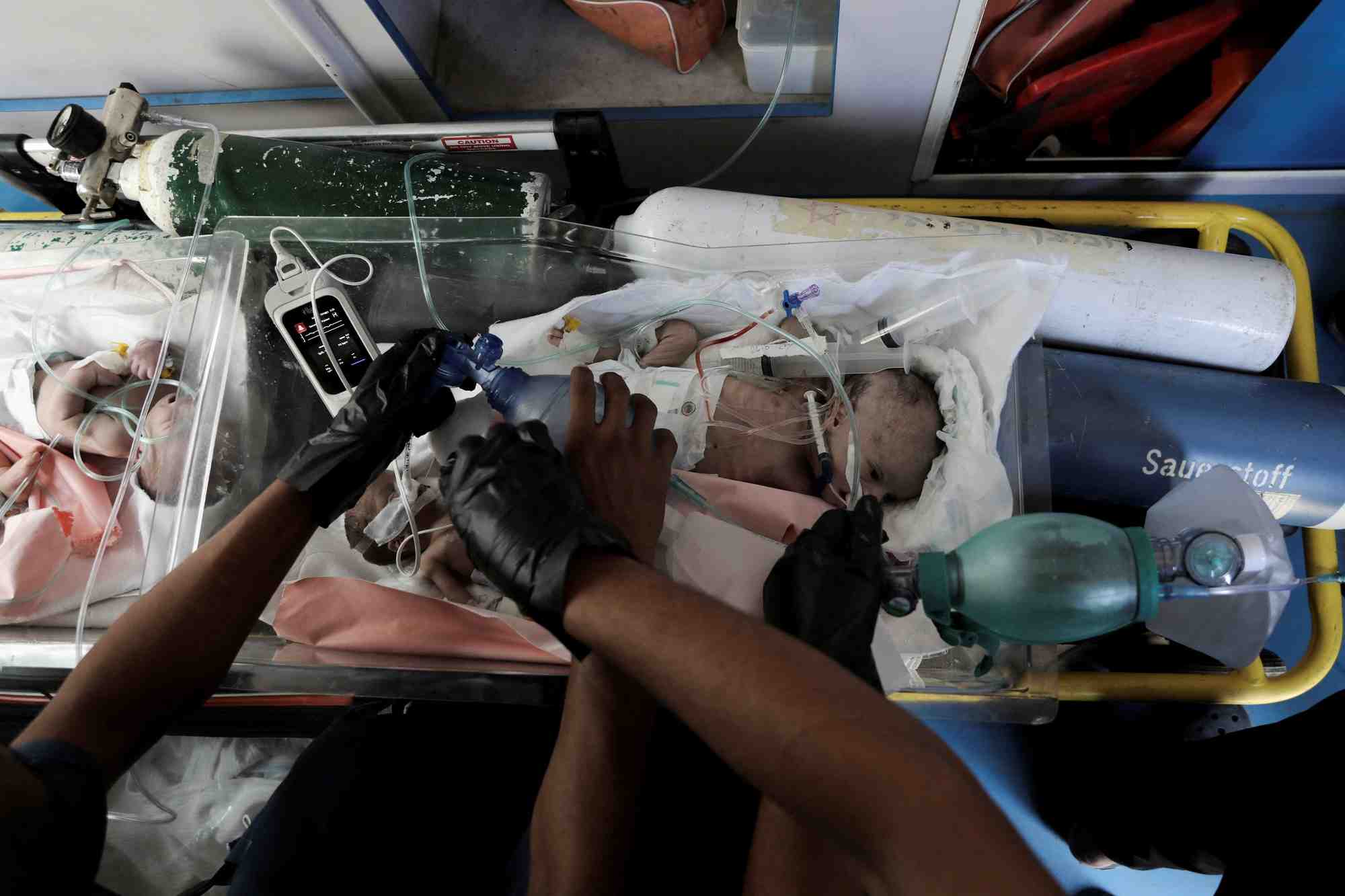 Des bebes palestiniens prematures sont evacues de l'hopital al-aqsa a la suite d'ordres d'evacuation israeliens.