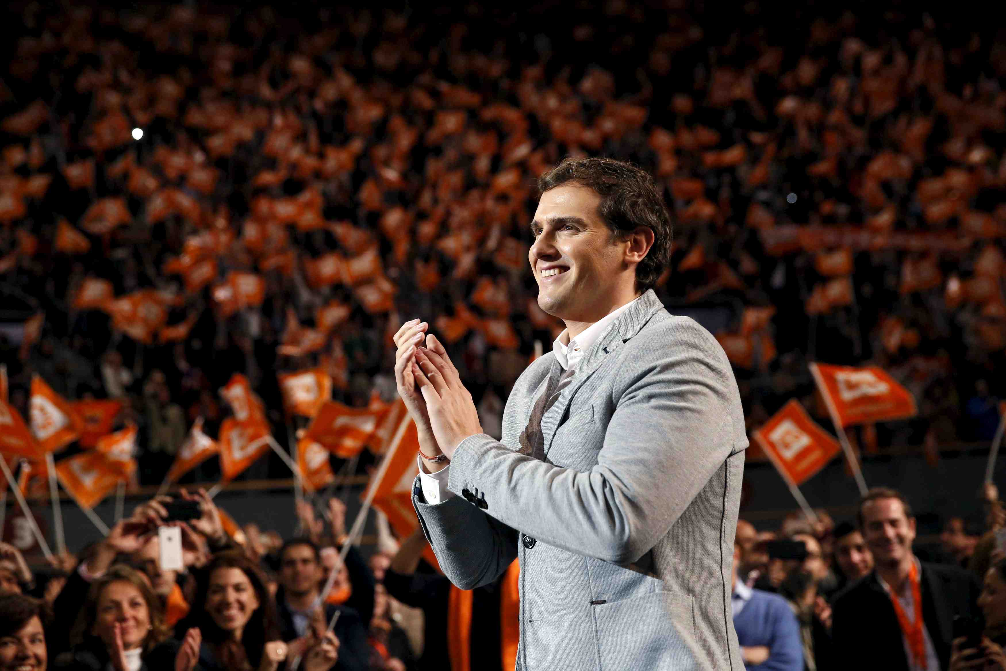 Ciudadanos et podemos progressent dans les sondages en espagne