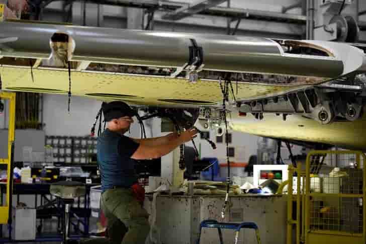 Le pmi manufacturier britannique a un creux de 17 mois