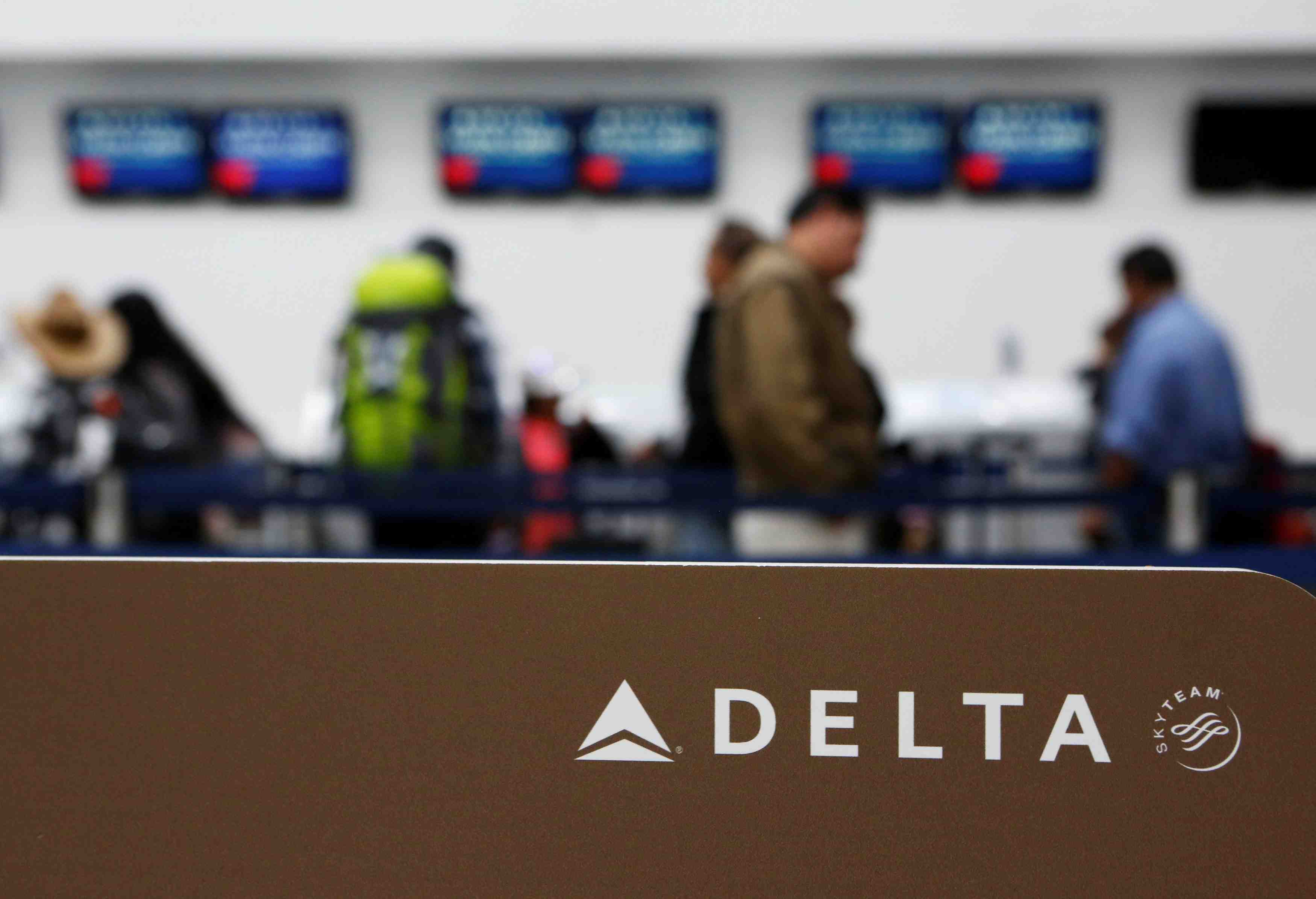 Delta air lines monte au capital d'alitalia, atlantia demande une refonte du plan de sauvetage