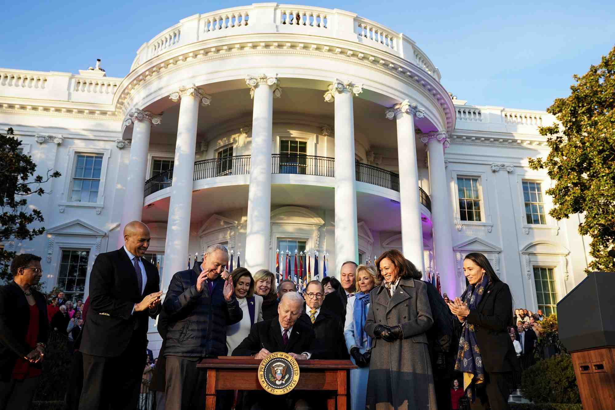 Le president americain biden signe la "loi sur le respect du mariage" a la maison blanche a washington