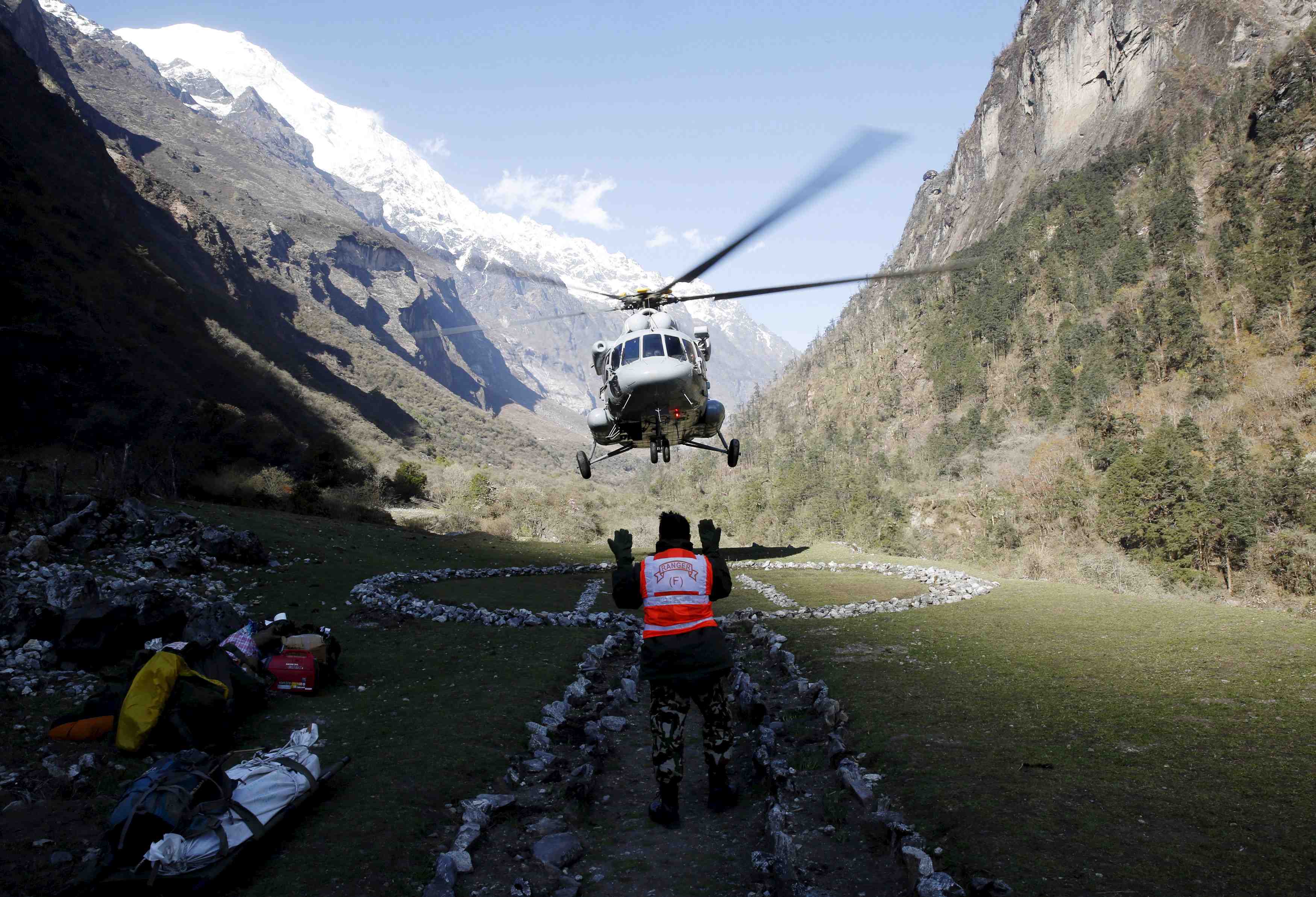 Les operations de secours se poursuivent au nepal pour atteindre les endroits isoles