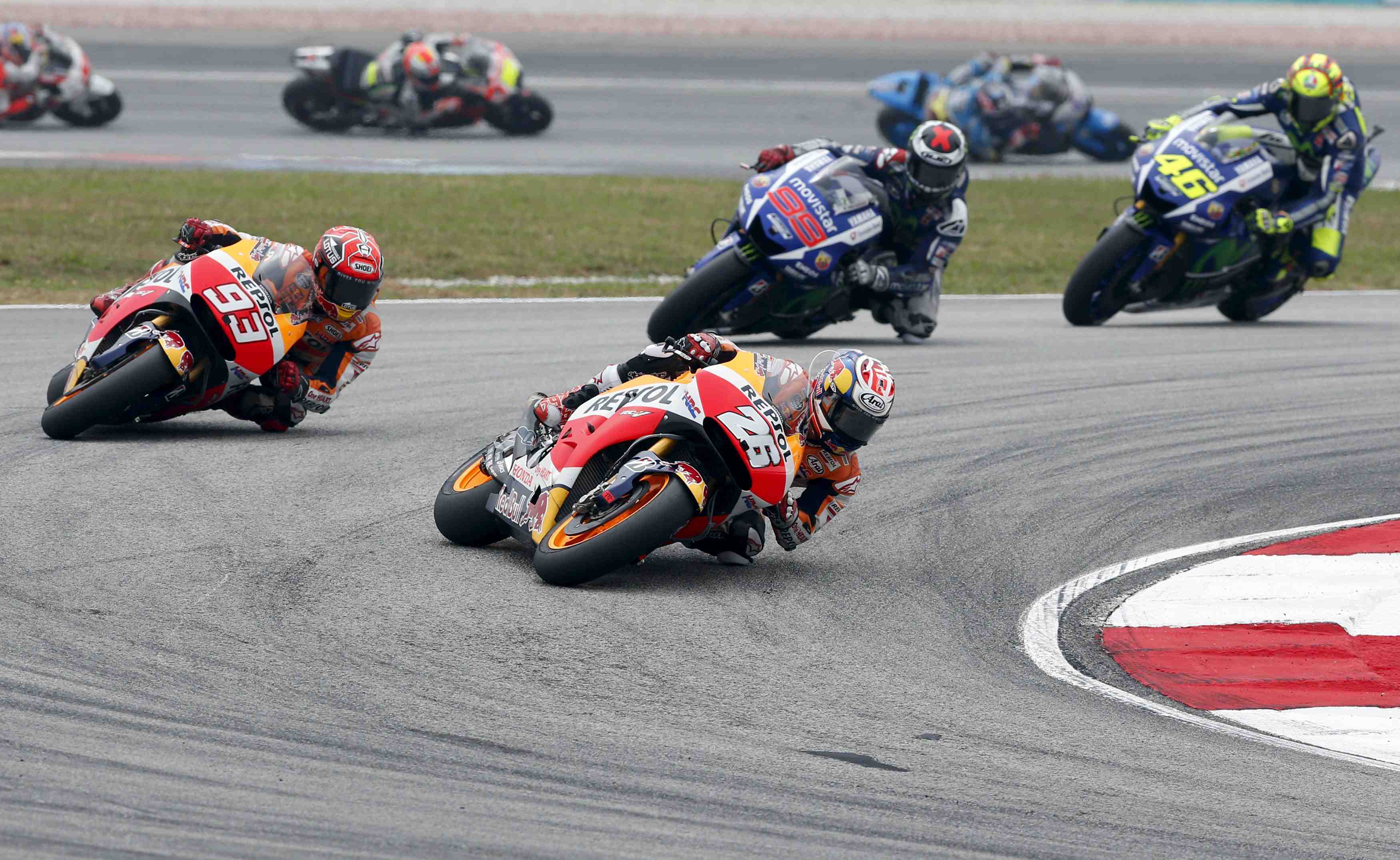 2e a sepang, lorenzo grignote un rossi penalise