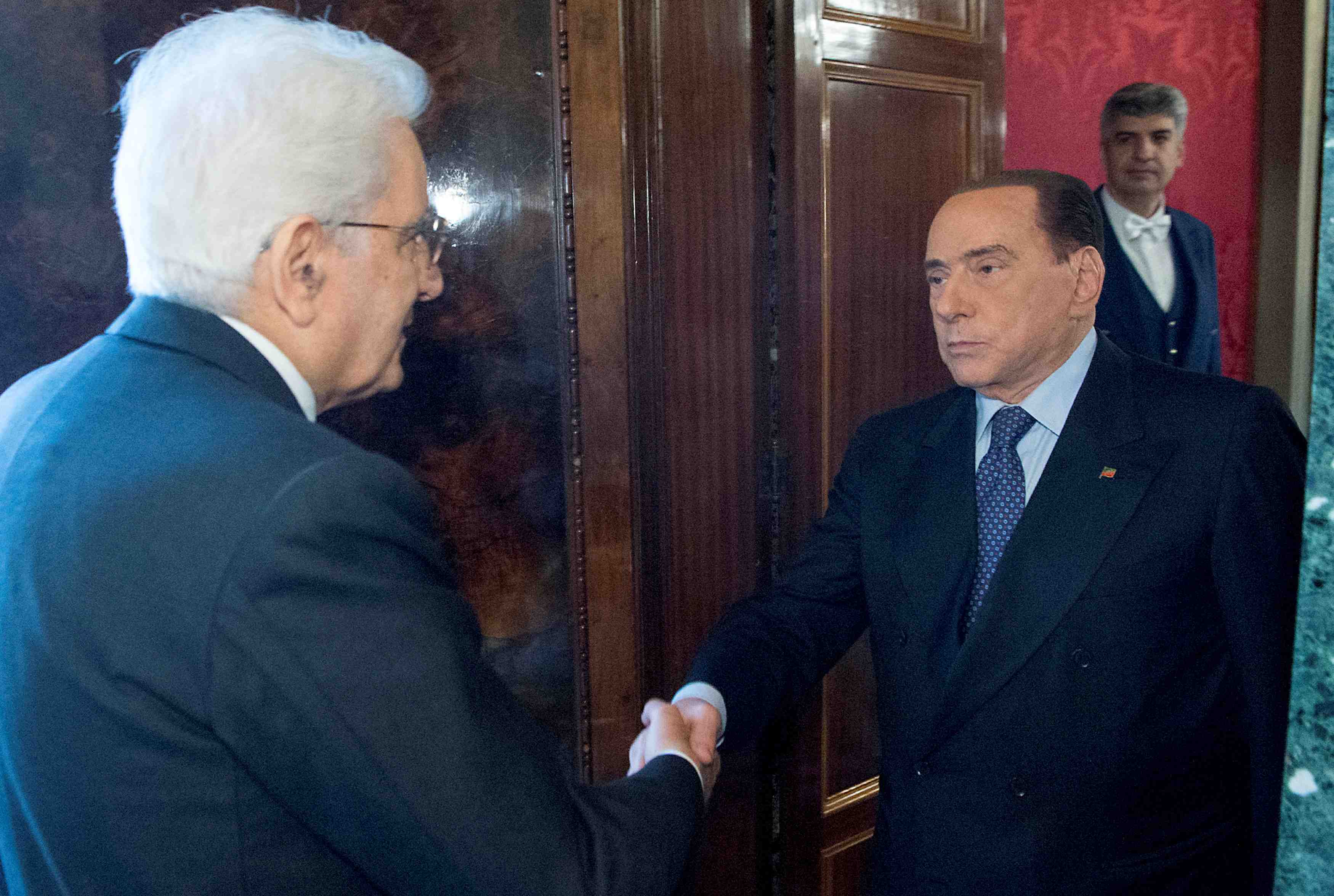 Silvio berlusconi refuse de se retirer