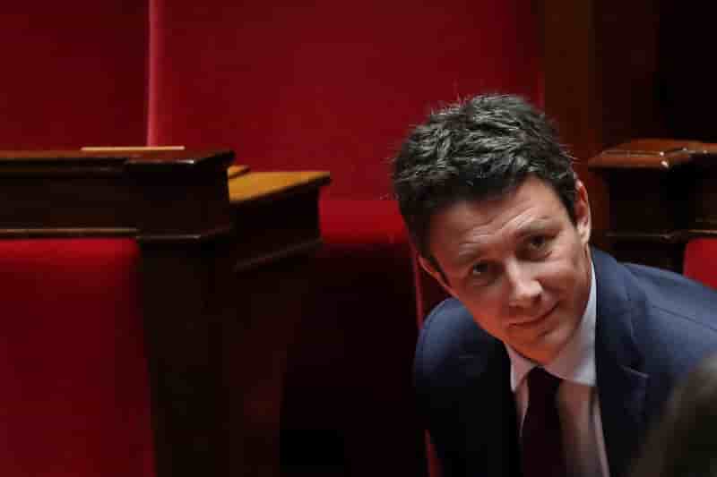 Aides sociales: le gouvernement tente d'etouffer les critiques