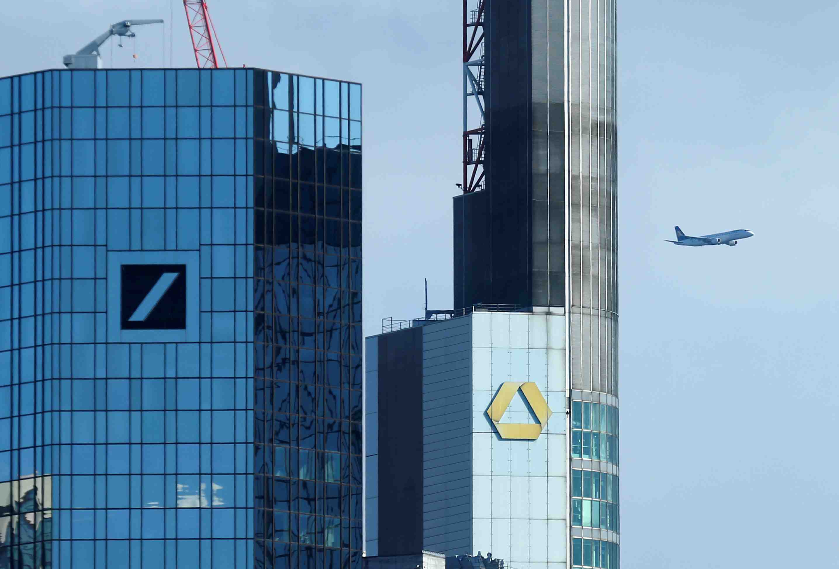 Commerzbank reduit les salaires de ses dirigeants, contraste avec deutsche