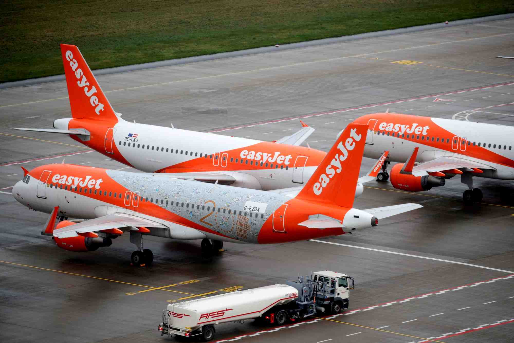 Easyjet affiche une perte semestrielle mais prevoit une hausse reservations