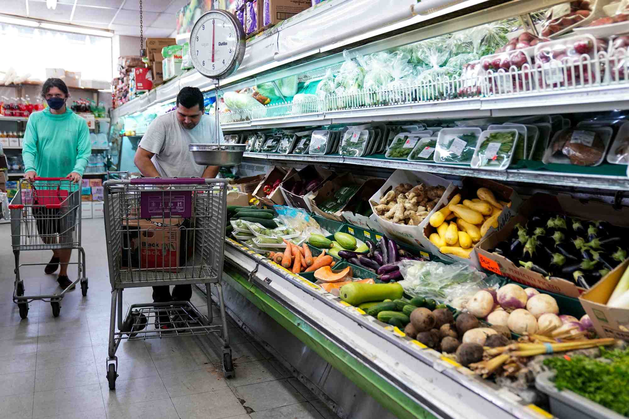 Un homme range des produits au supermarche best world dans le quartier mount pleasant de washington