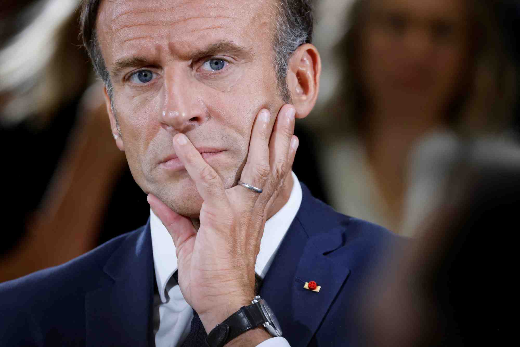 Le president francais emmanuel macron ecoute un discours lors de sa visite a l'ecole professionnelle argensol a orange