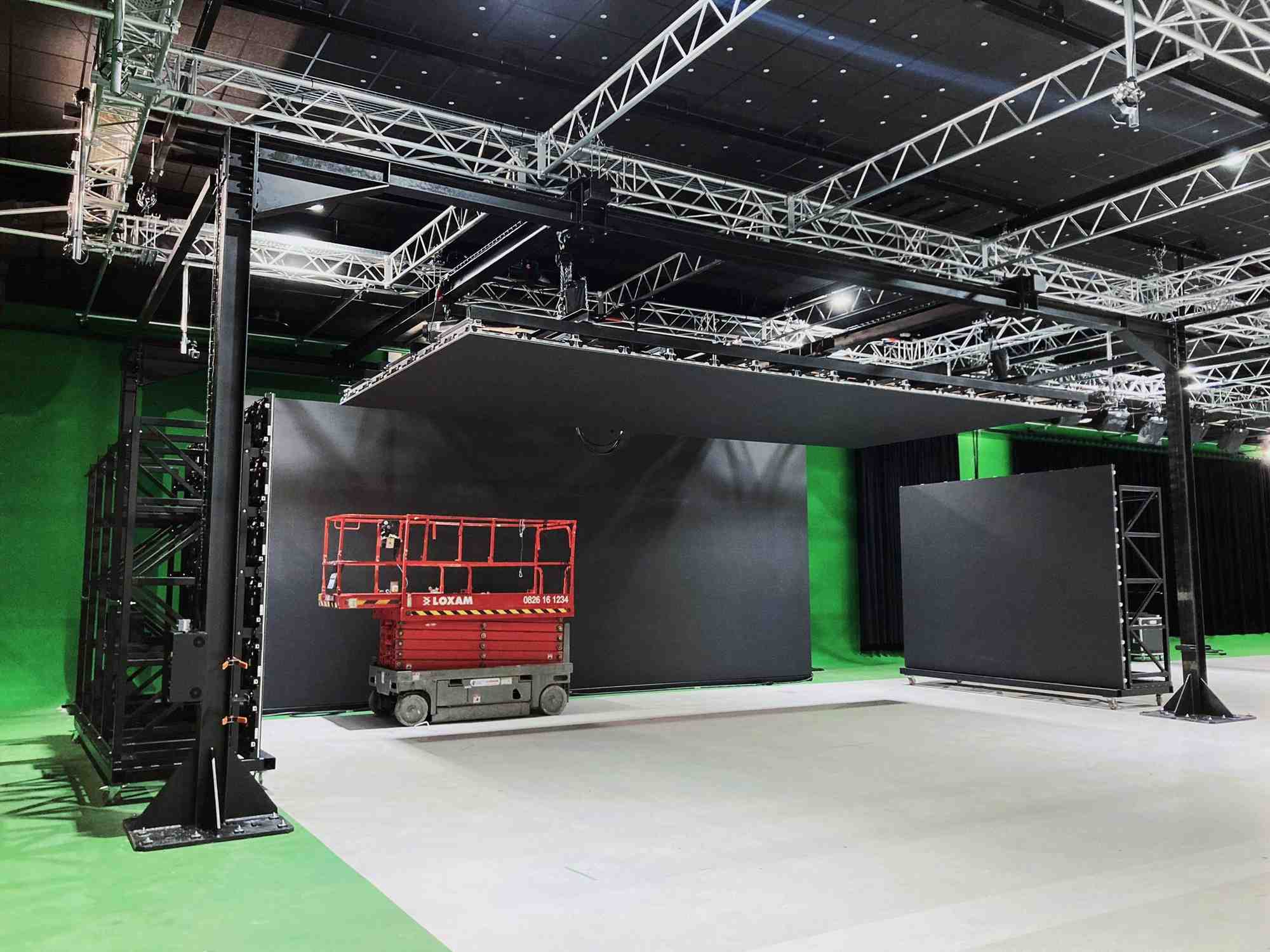 Intégrée en 2021 à france.tv studio, la société d'effets visuels Les Tontons Truqueurs vient de démarrer la commercialisation auprès de producteurs tiers de son studio à écrans LED de 100 m2. La structure est en fin d'installation.