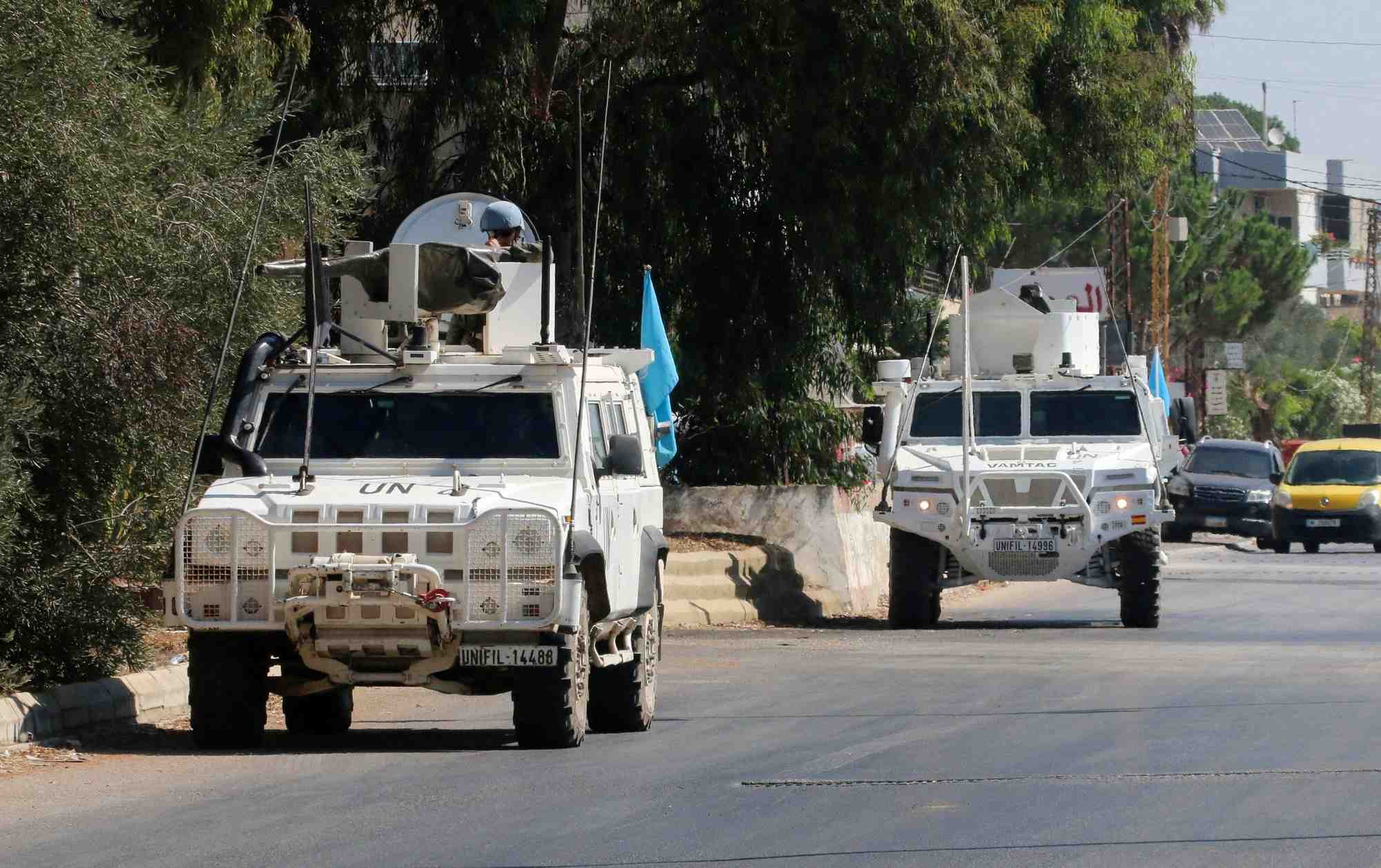 Des vehicules de maintien de la paix de l'onu (finul) sont gares a marjayoun