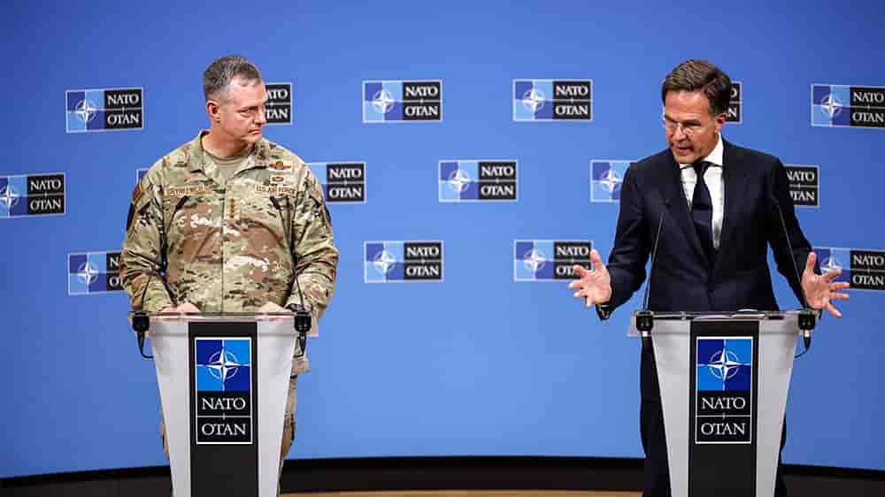Le secrétaire général de l'OTAN, Mark Rutte (à droite), et le commandant suprême des forces alliées en Europe (SACEUR), le général Alexus G. Grynkewich (à gauche), lors d'une conférence de presse conjointe sur la violation de l'espace aérien polonais par des drones russes, au siège de l'OTAN à Bruxelles, le 12 septembre 2025.