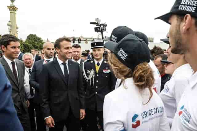 Le chef de l'Etat face à des jeunes inscrits au service national universel en 2019 à Paris.