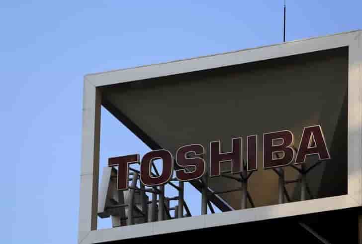 Toshiba, dans le rouge, poursuit d'anciens dirigeants