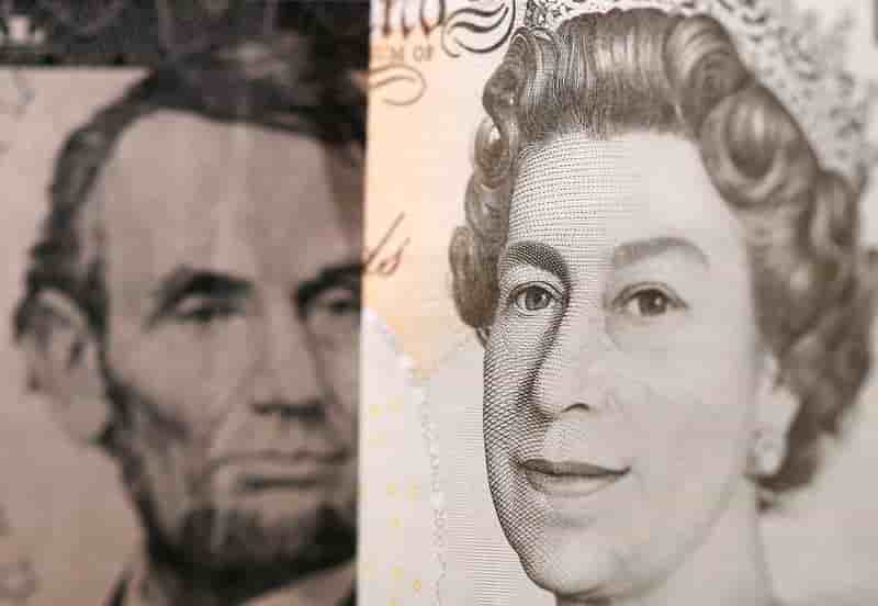 La livre a un pic de 5 semaines face au dollar