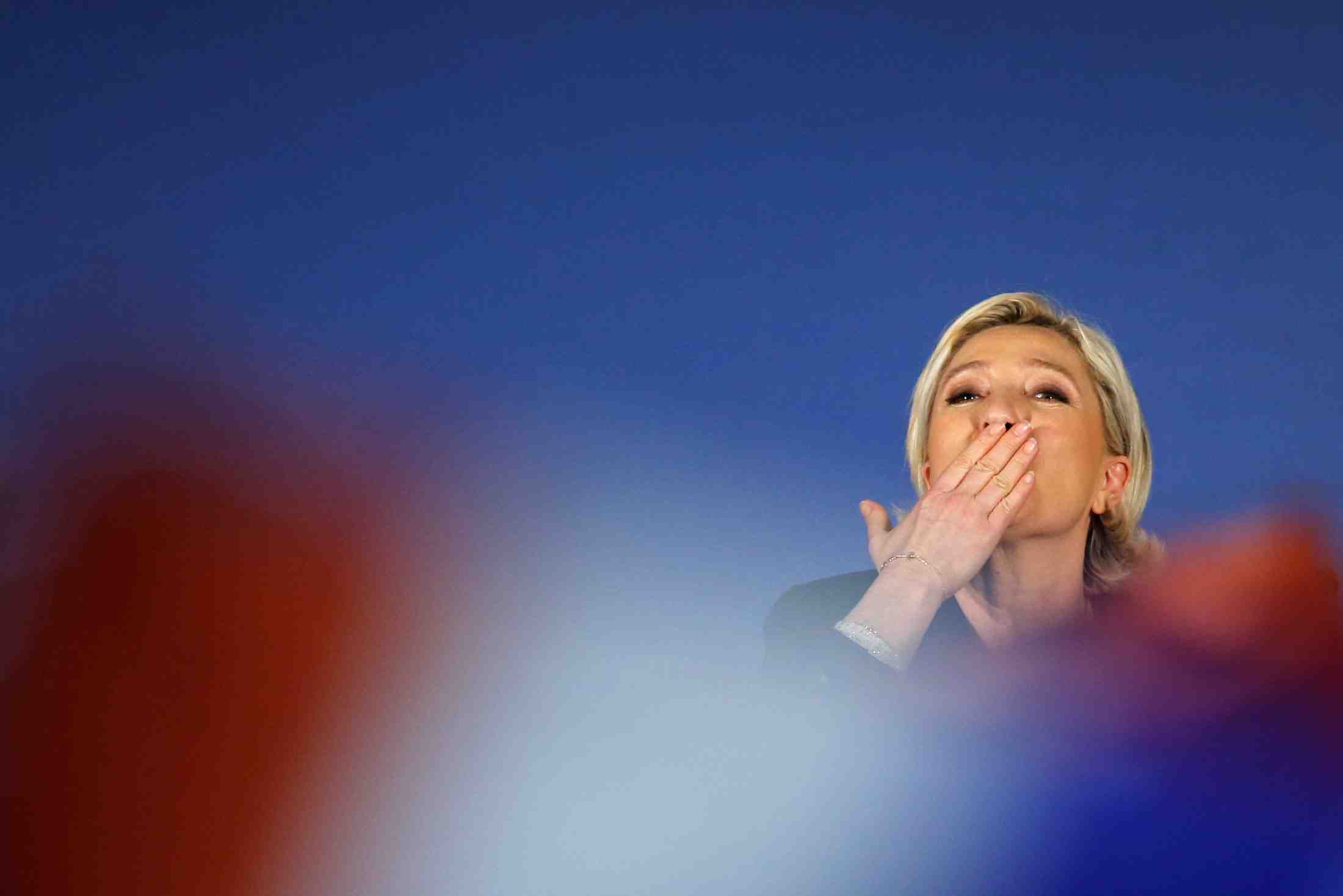 Le pen devant macron au premier tour, hamon a 7% selon un sondage opinionway