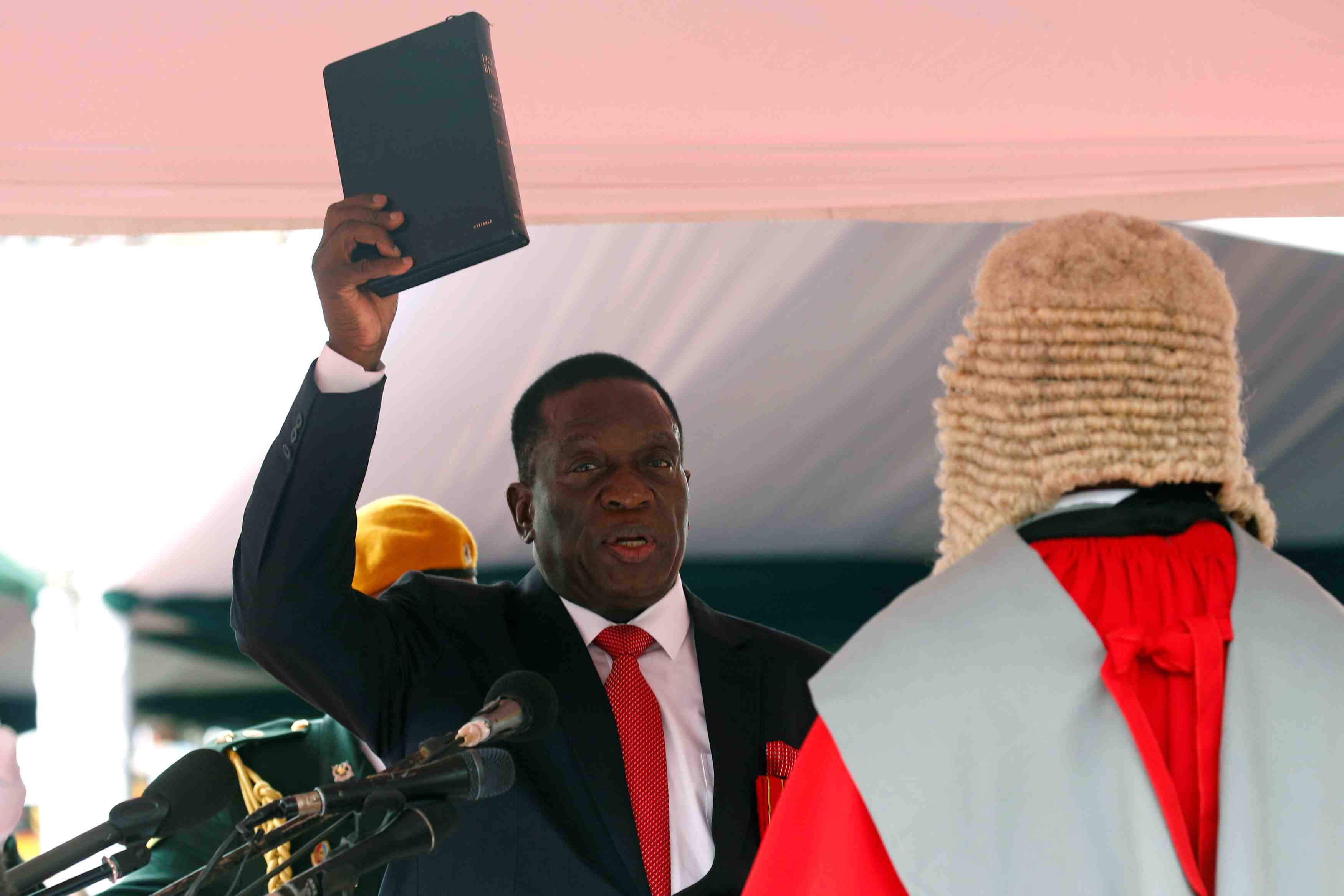 Emmerson mnangagwa devient le nouveau president du zimbabwe