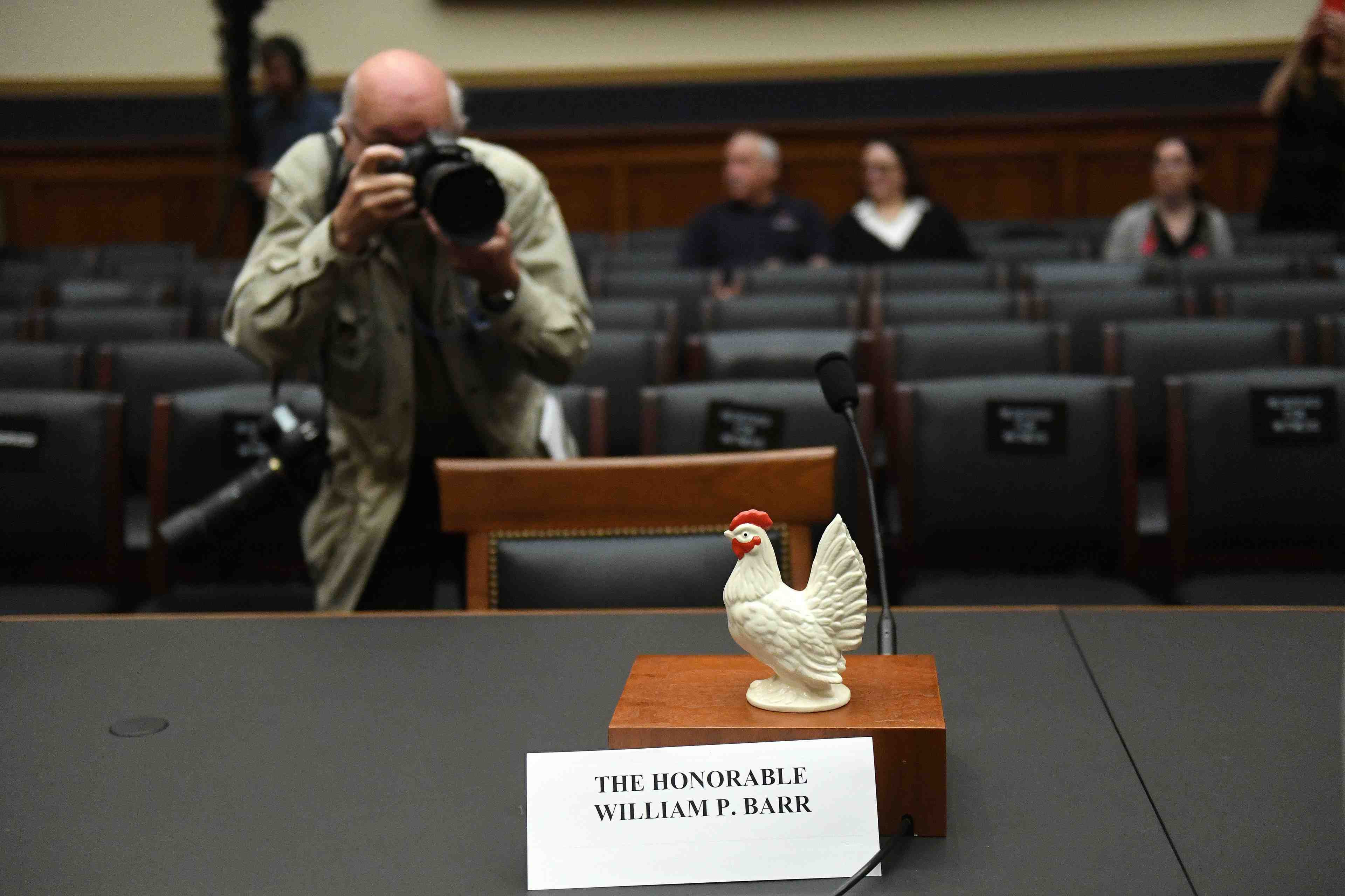 A la chambre des representants, une poule (mouillee) pour incarner l'attorney general
