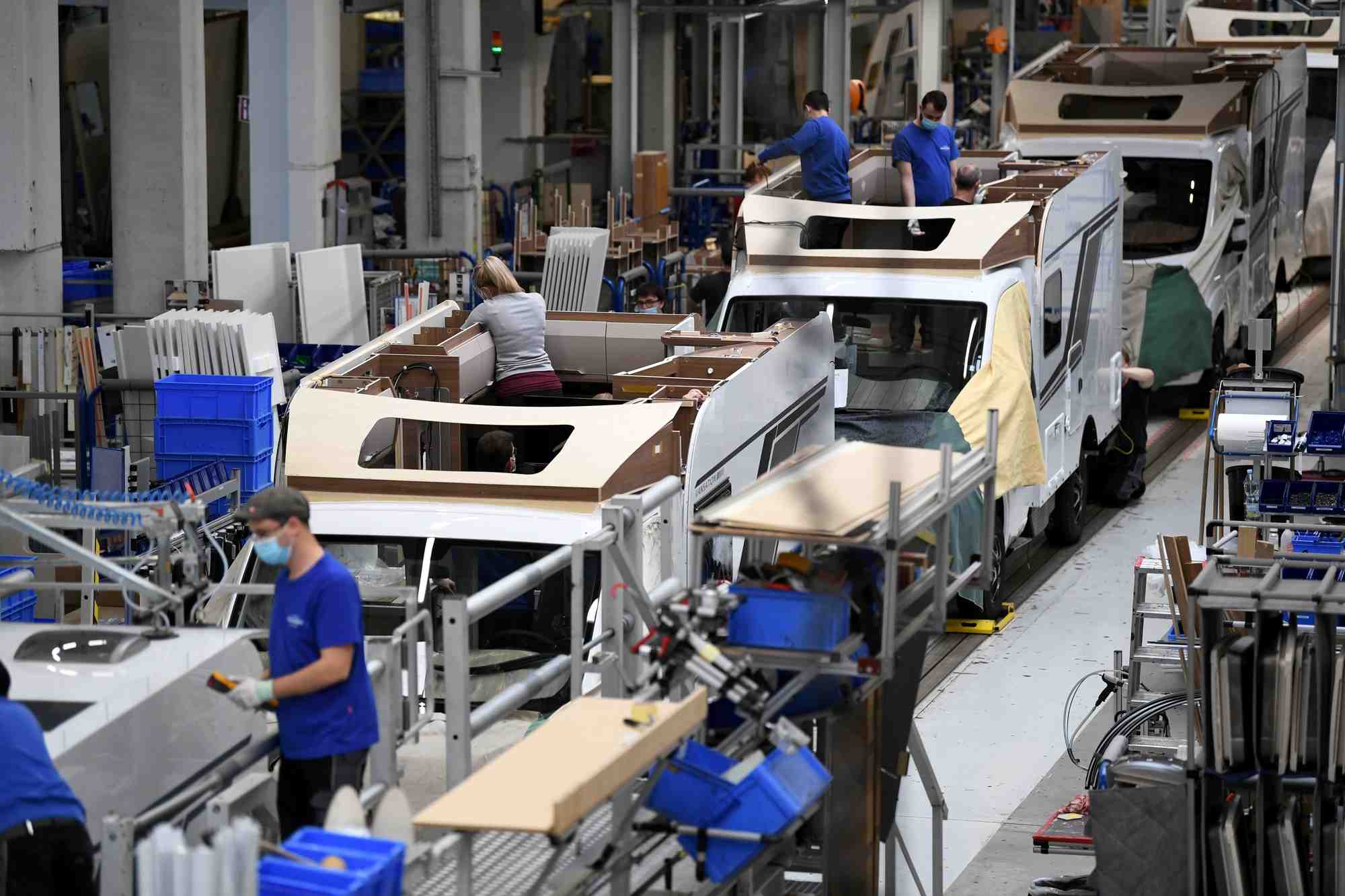 Photo d'archives des travailleurs assemblant des camping-cars a l'usine knaus-tabbert ag
