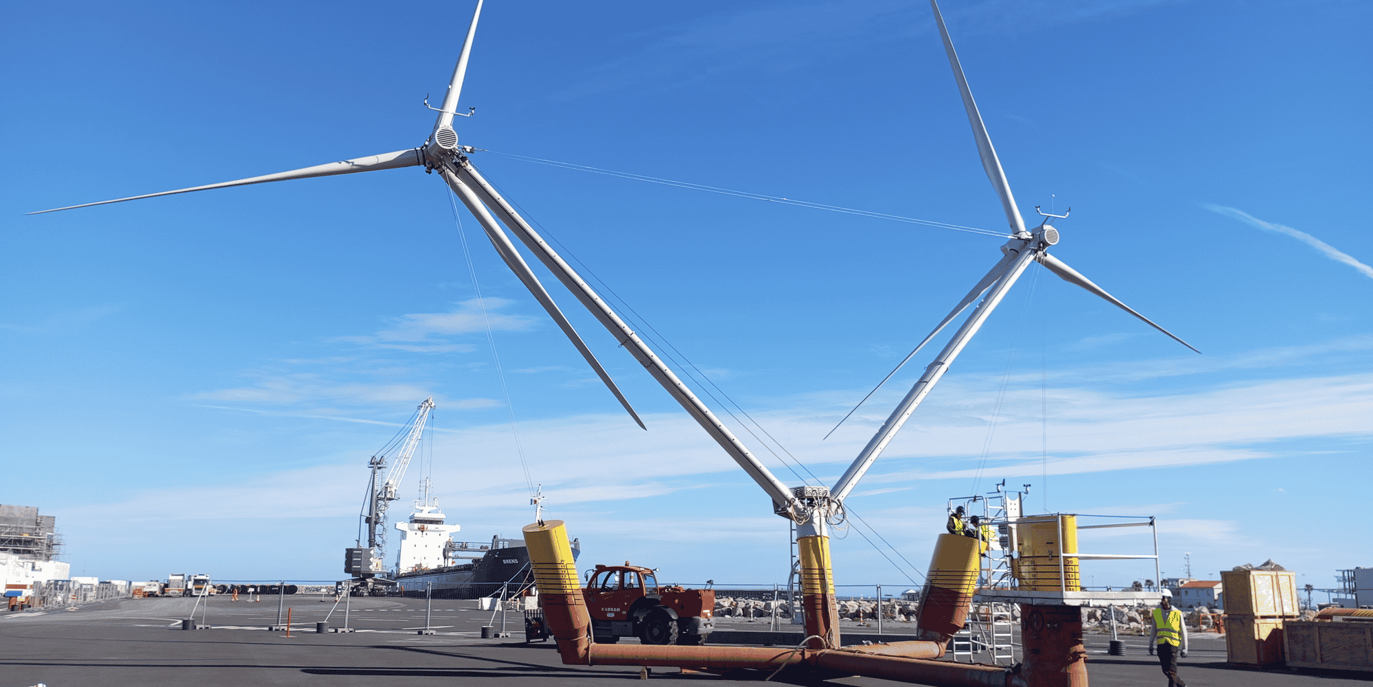 Le prototype (à l'échelle 1/10e) de l'éolienne flottante innovante à deux têtes Nezzy2, conçu par Valeco-EnBW et assemblé à Port-la-Nouvelle, est destiné à un projet pédagogique et de R&D avec l'Université de Montpellier.