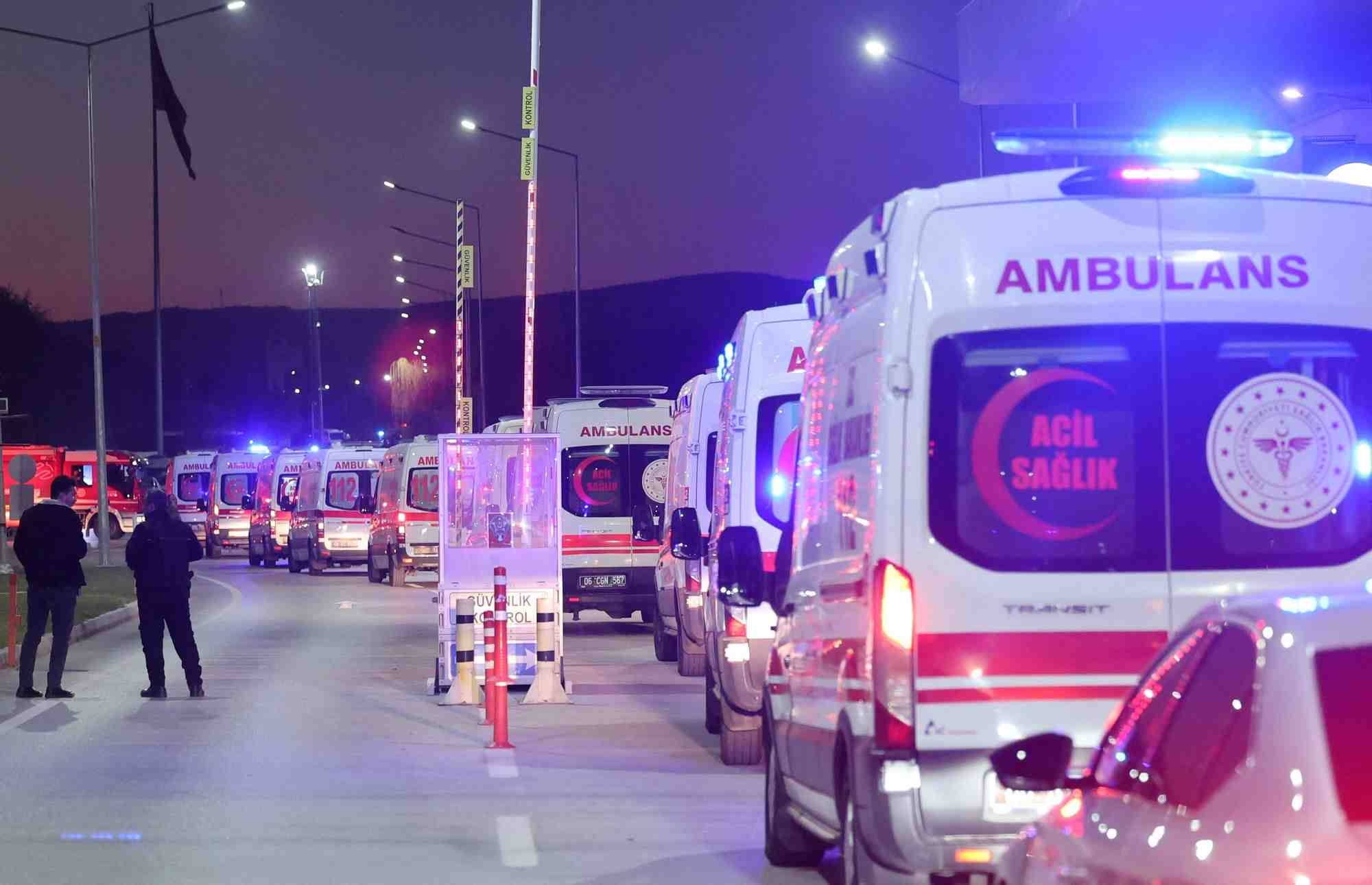 Des ambulances sont alignees a l'entree du siege de la compagnie aeronautique turque tusas