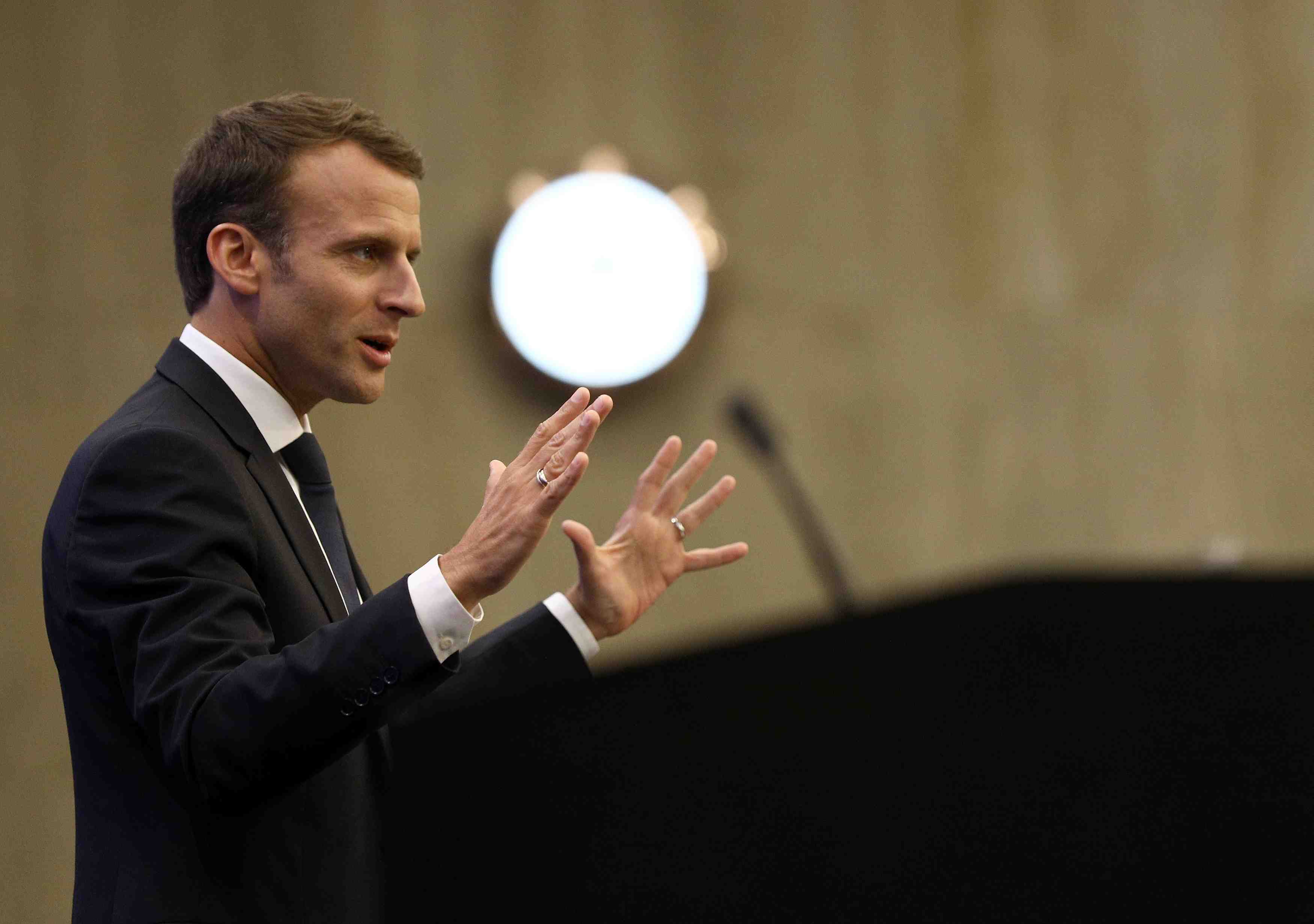Macron "optimiste" sur un accord sur les institutions