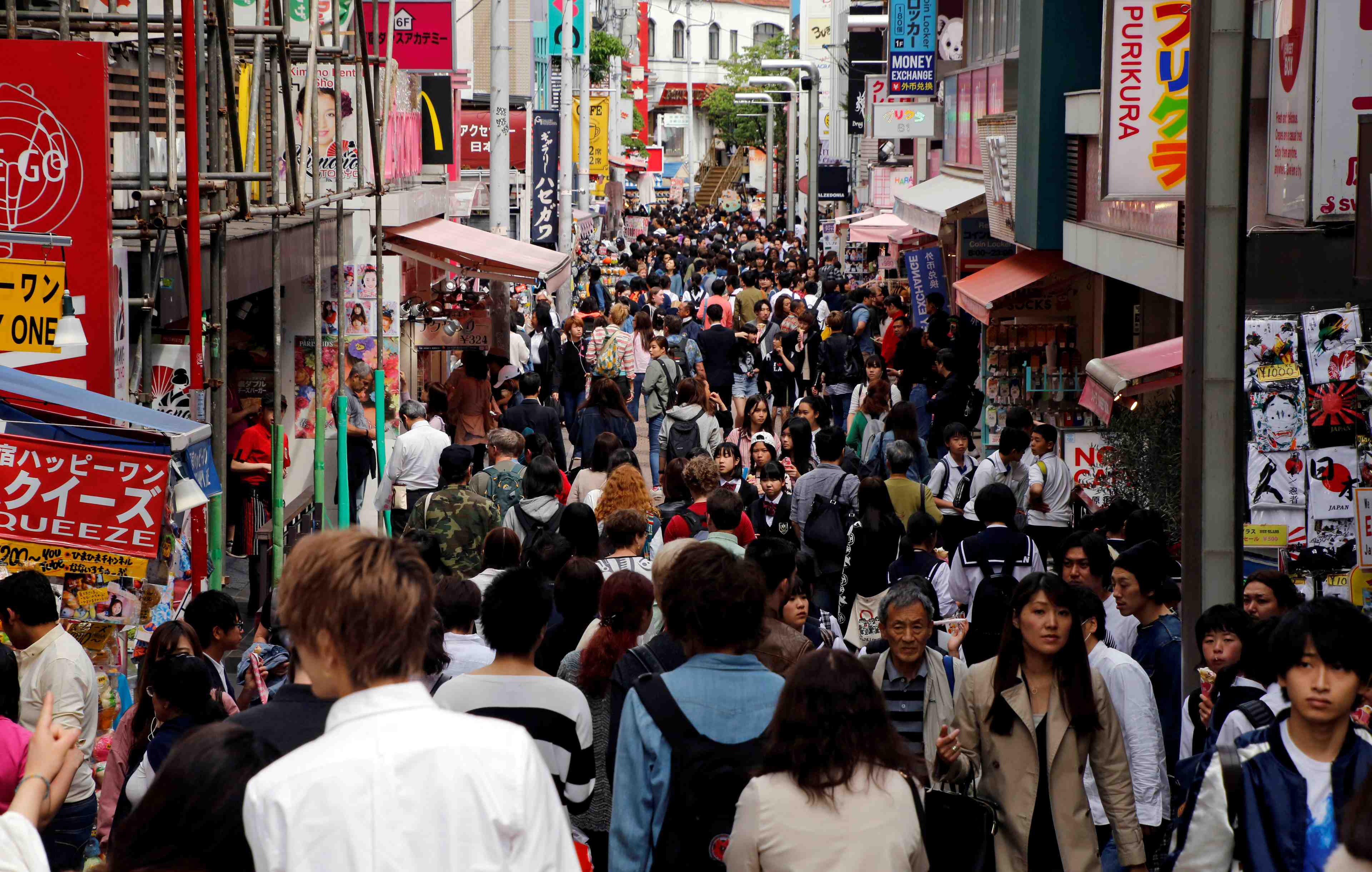 Japon: les menages depensent plus mais gagnent moins