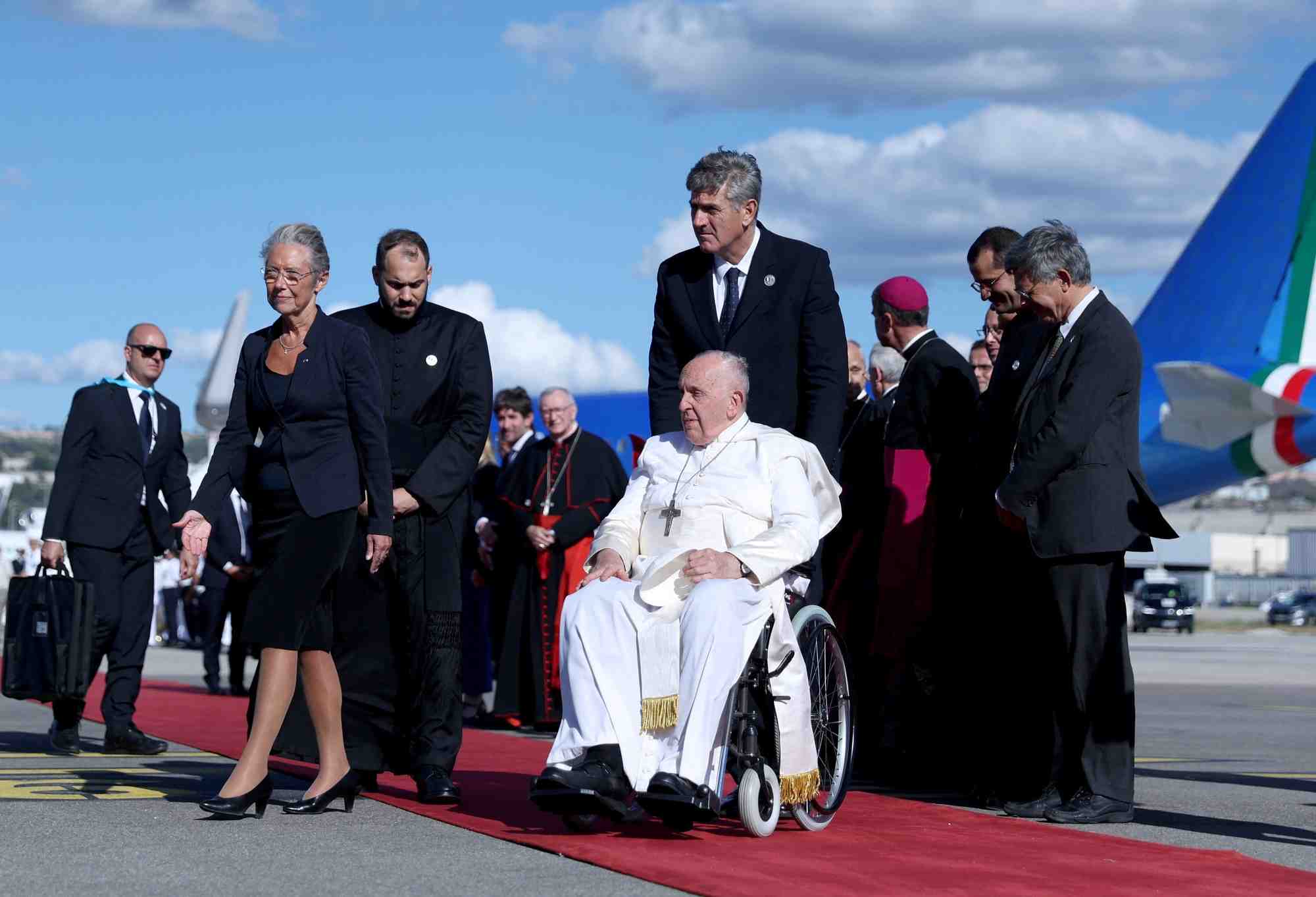 Le pape francois arrive a l'aeroport de marseille