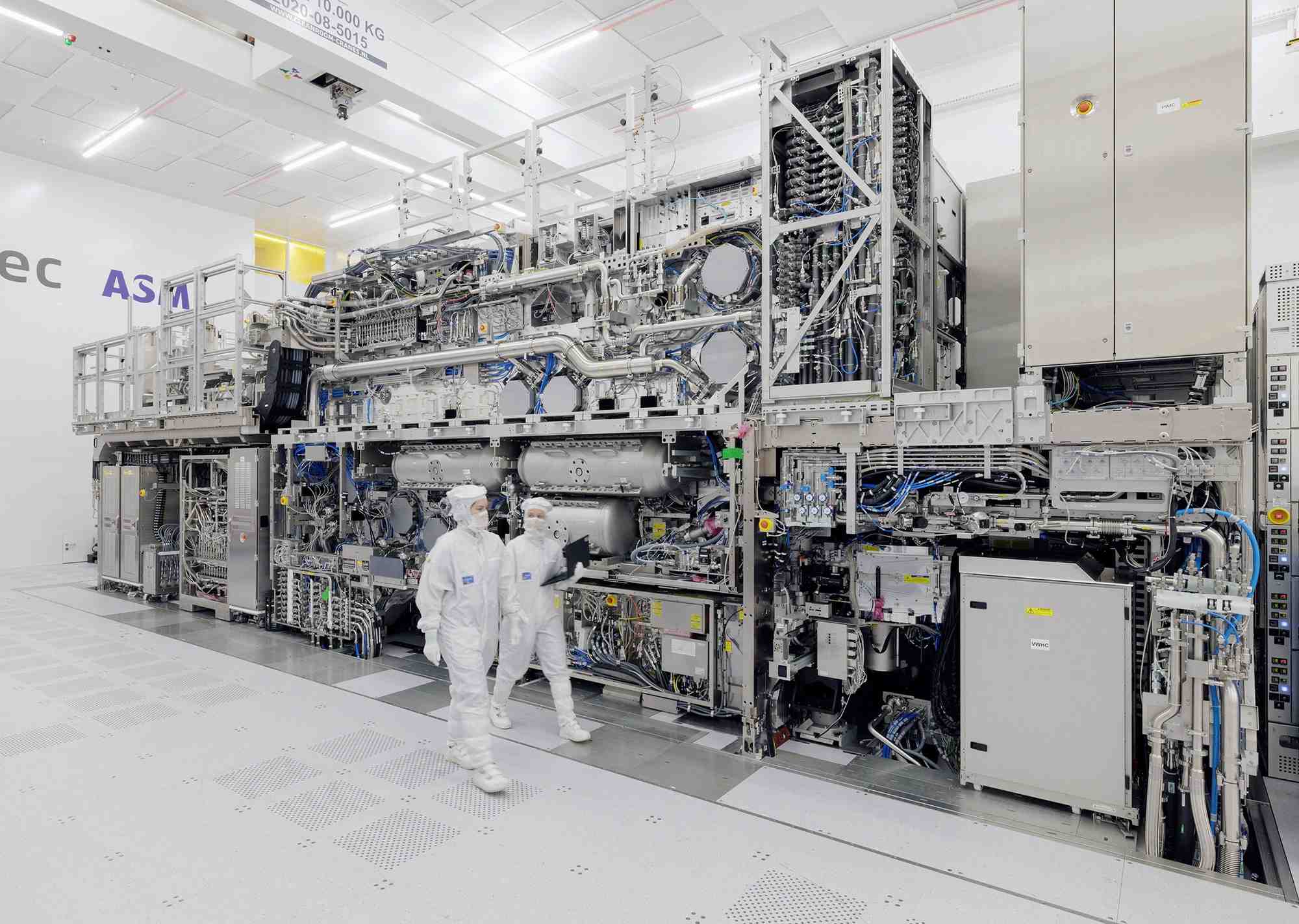 Des ingenieurs travaillant au quartier general d'asml a velhoven, aux pays-bas