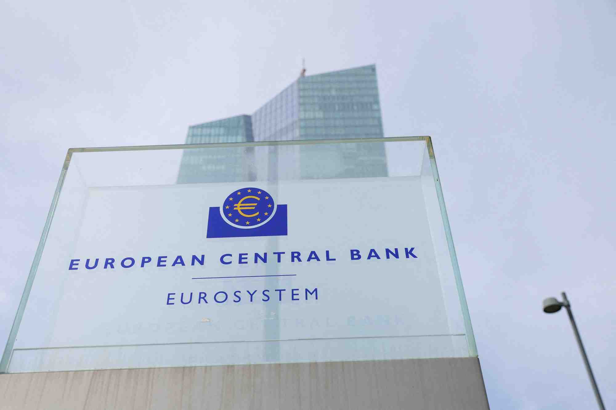 Logo de la banque centrale europeenne (bce) a l'exterieur de son siege a francfort