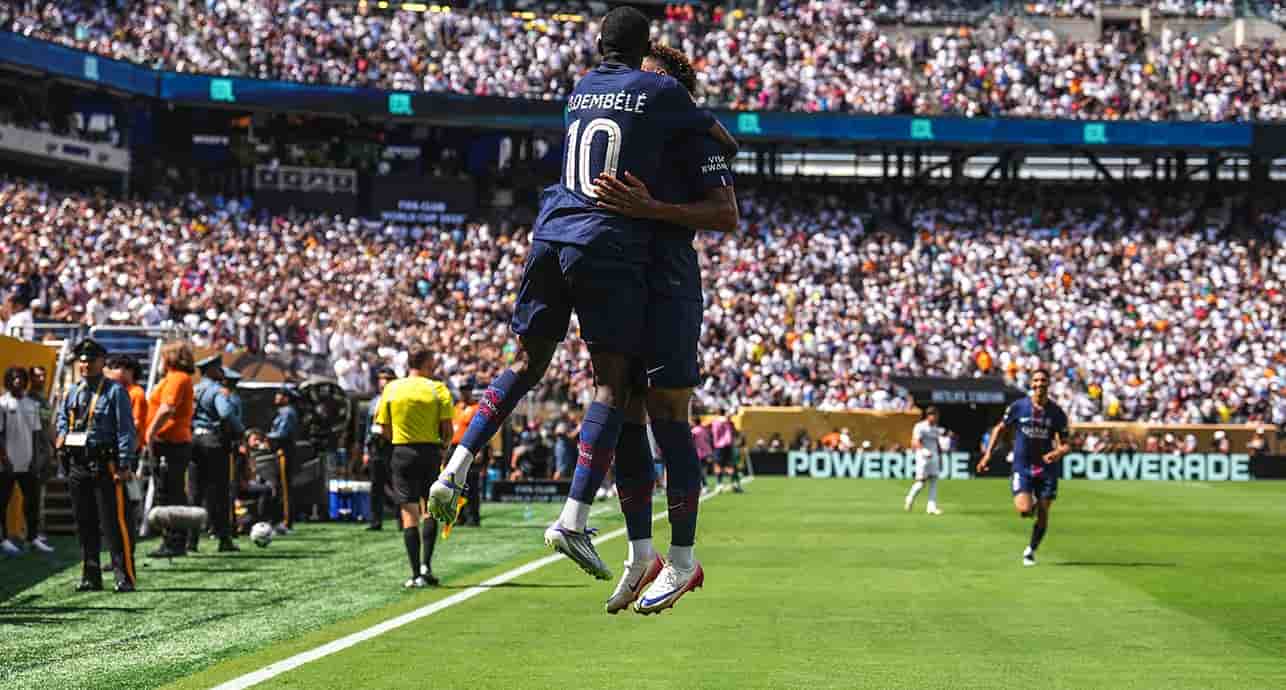 Ousmane Dembele du PSG fête son but avec Désiré Doué lors du match de la coupe du monde des clubs de la FIFA entre le Paris Saint-Germain et le Real Madrid au stade MetLife le 9 juillet 2025 à East Rutherford, New Jersey.