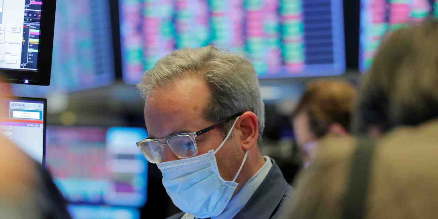Un trader avec son masque de protection au New York Stock Exchange. Un accord sur un plan de relance de 2.000 milliards de dollars a été annoncé par le chef de la majorité républicaine au Sénat américain afin de relancer l'activité.
