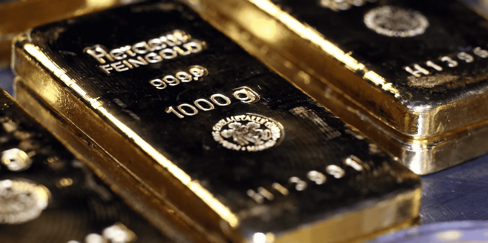 Les prix de l'or sont moins influencés par les fondamentaux du marché physique -production, consommation, stocks- que par ses contraintes financières, valeur du dollar et taux d'intérêt réel (TIR).