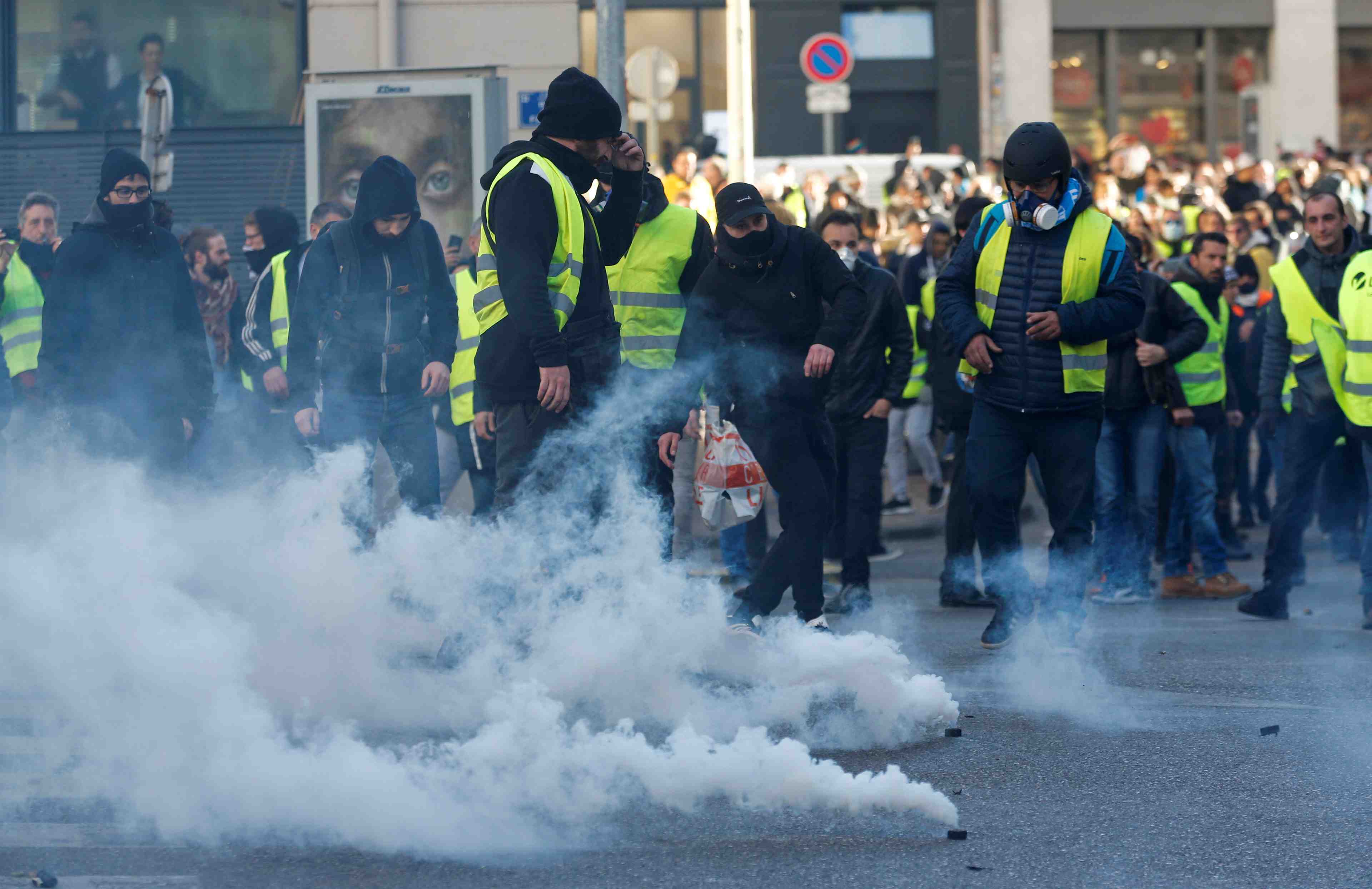 "gilets jaunes": un manifestant blesse a paris, l'igpn saisie