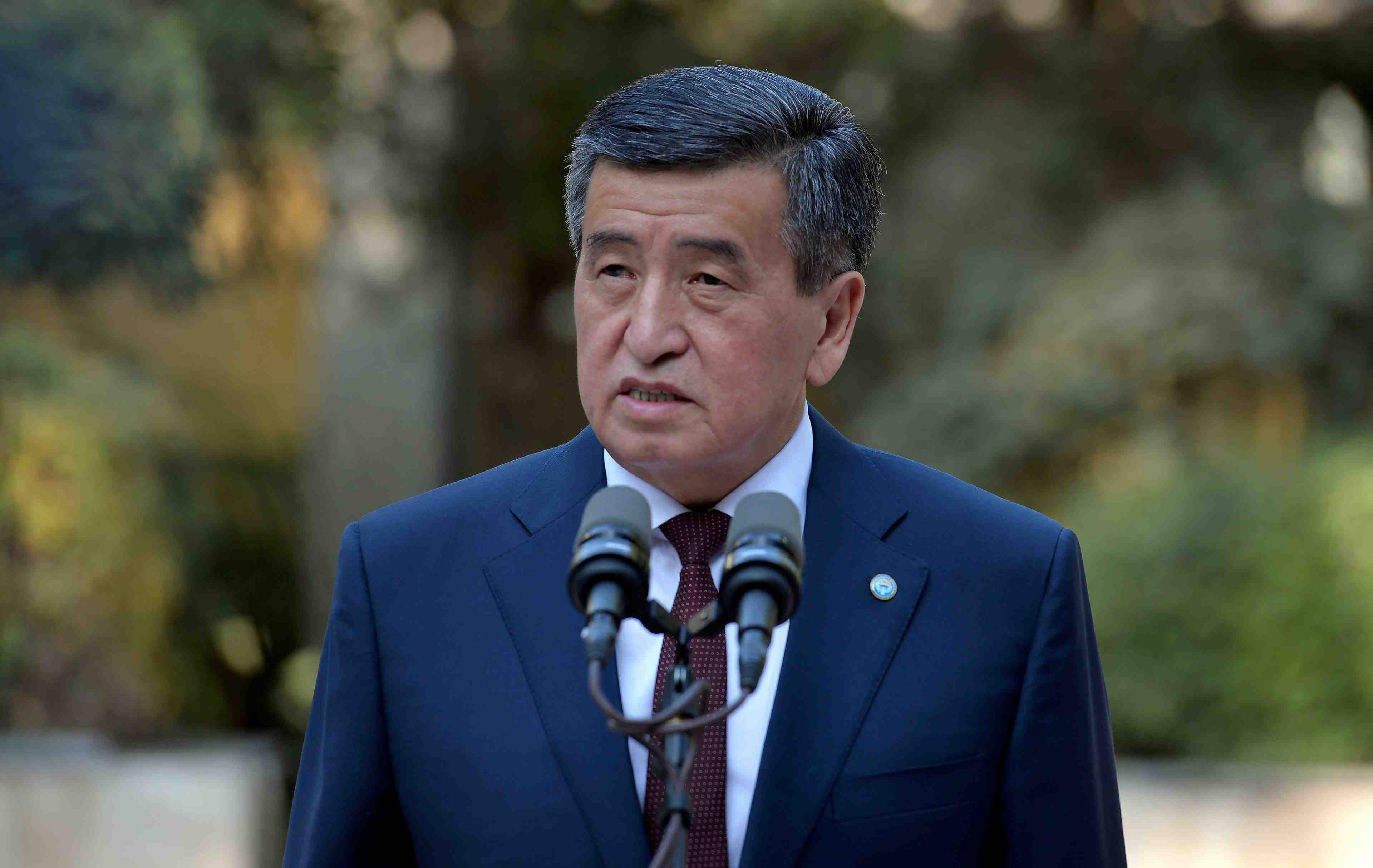Le president du kirghizistan demissionne apres dix jours de troubles